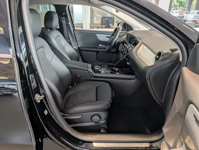 Mercedes-Benz Gla view 3