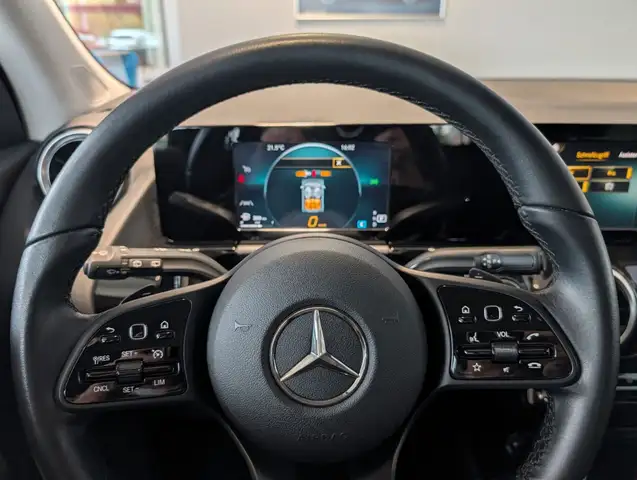 Mercedes-Benz Gla view 13