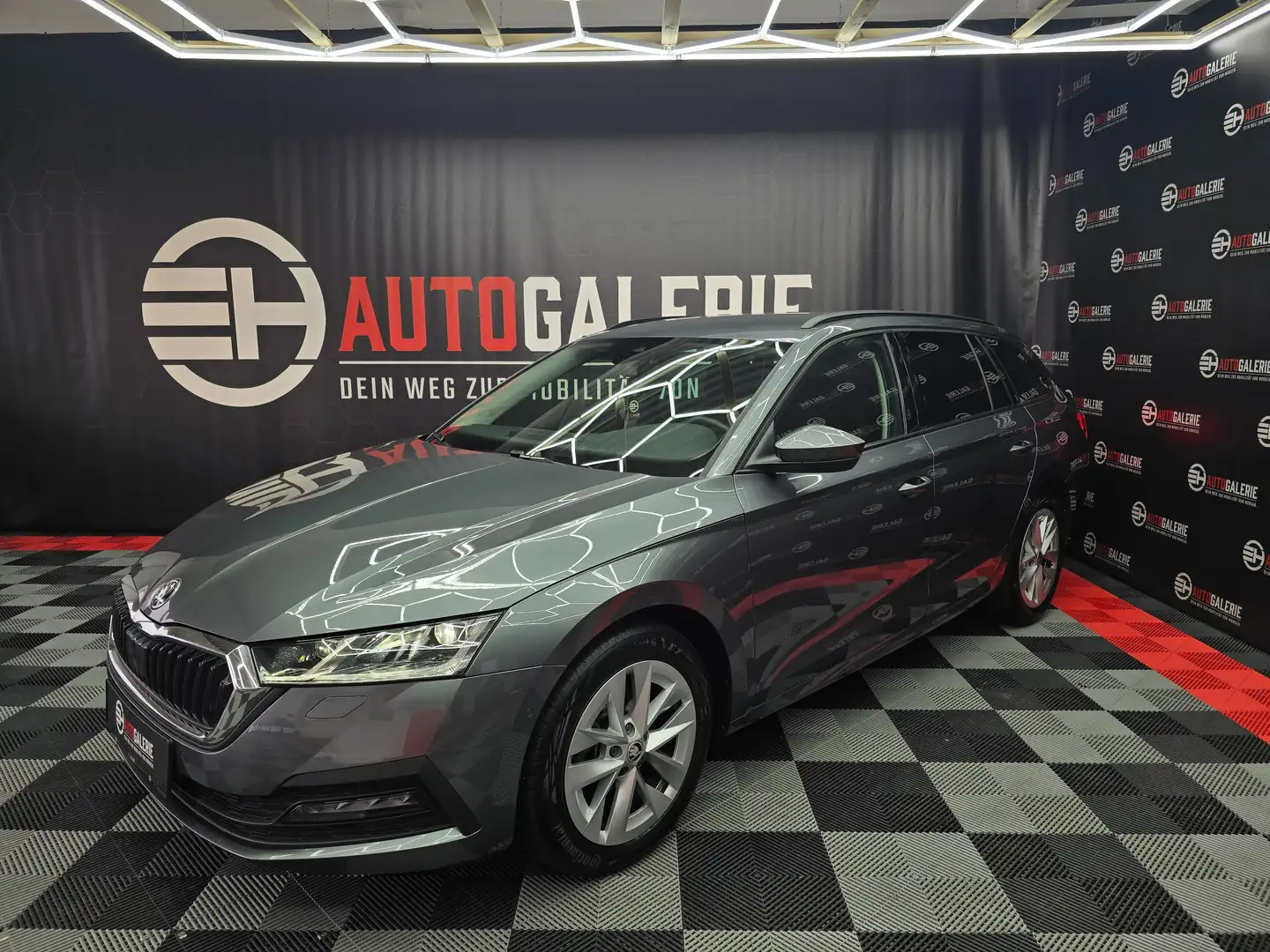 Skoda Octavia Octavia Combi 2,0 TDI Style DSG *LED*PDC*NAVI* Grau - 1