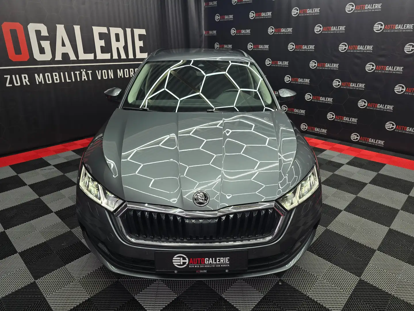 Skoda Octavia Octavia Combi 2,0 TDI Style DSG *LED*PDC*NAVI* Grau - 2