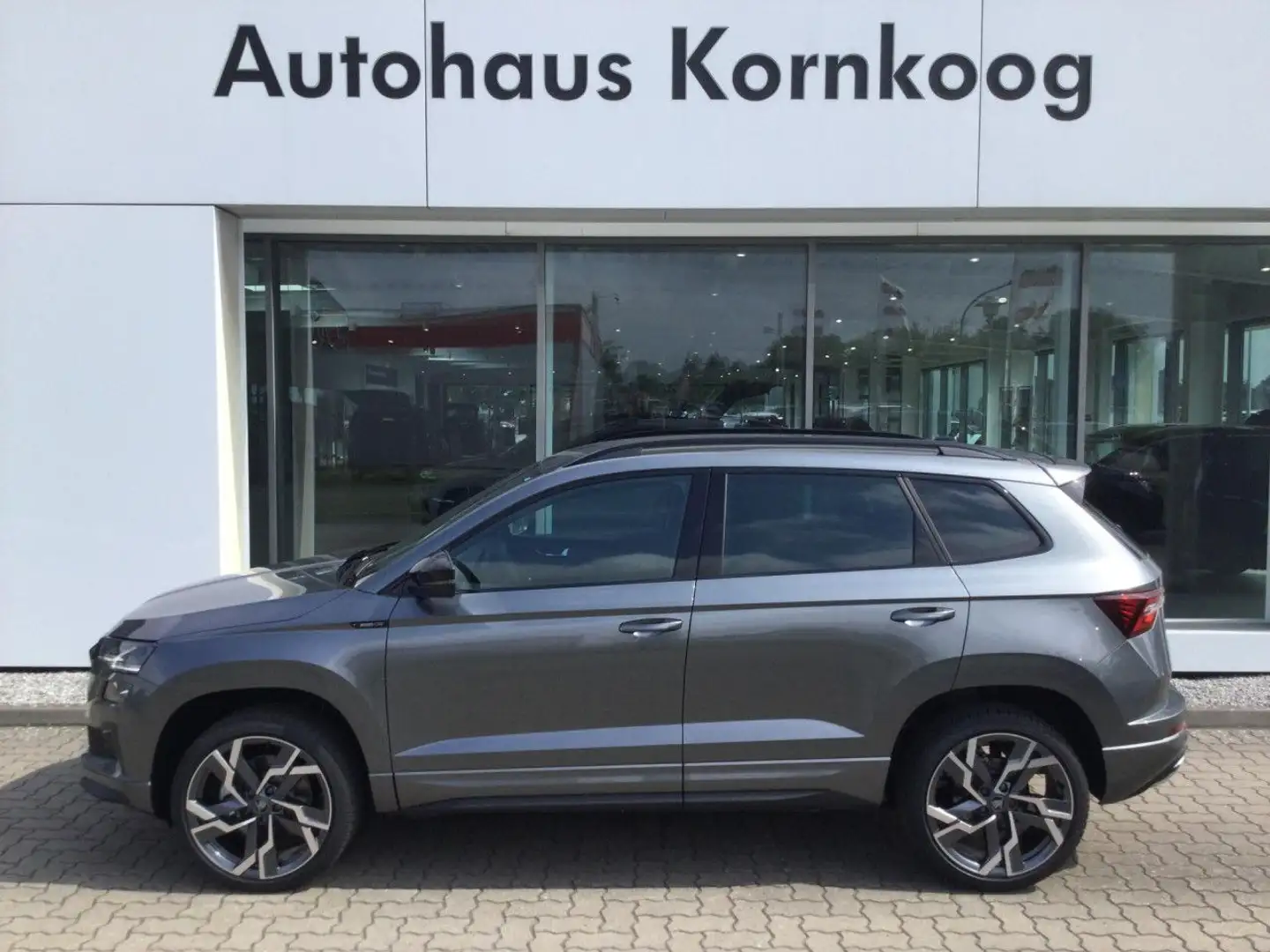 Skoda Karoq 2.0 TDI SCR Sportline DSG AHK Navi ACC APP Сірий - 1