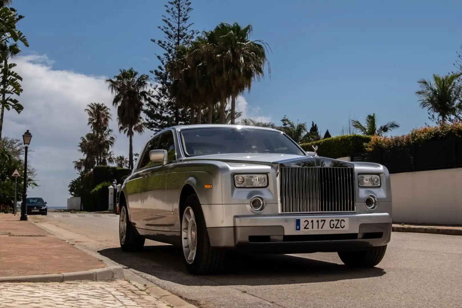 Rolls-Royce Phantom V12 srebrna - 1