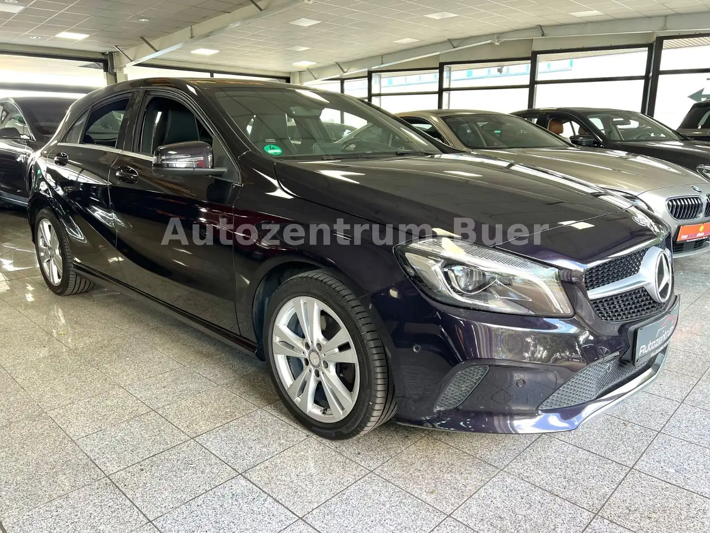 Mercedes-Benz A 180 A-Klasse A 180 Harman-Kardon/Navi/Sitzheizung Violett - 2