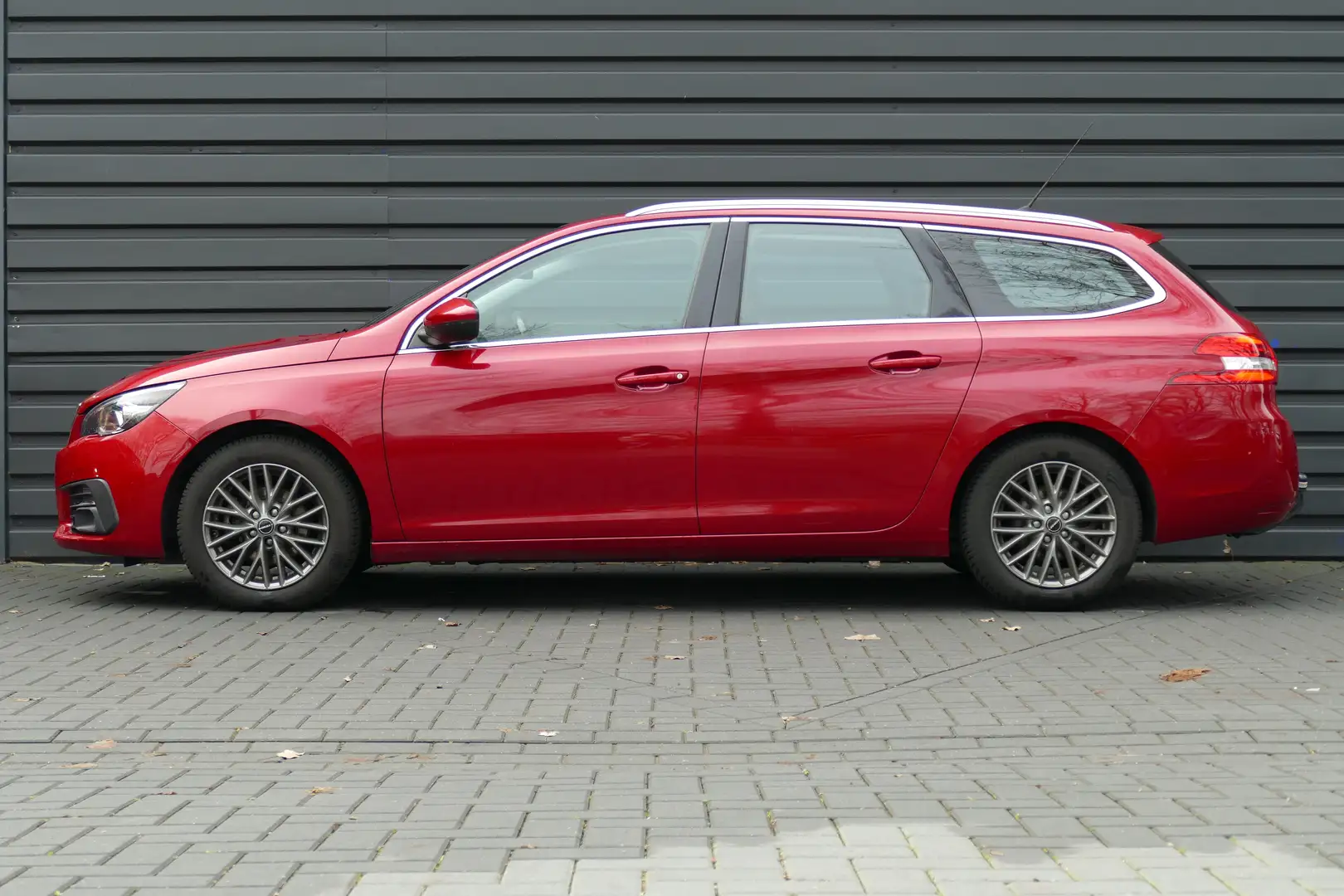 Peugeot 308 SW 1.2 PURETECH 110PK ALLURE / NAVI / LED / CLIMA Rouge - 2