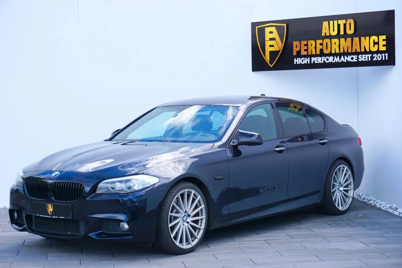 BMW 525 d SportAUT.~M-Sport~NaviPFOF~HiFi~20"~ Schwarz - 1