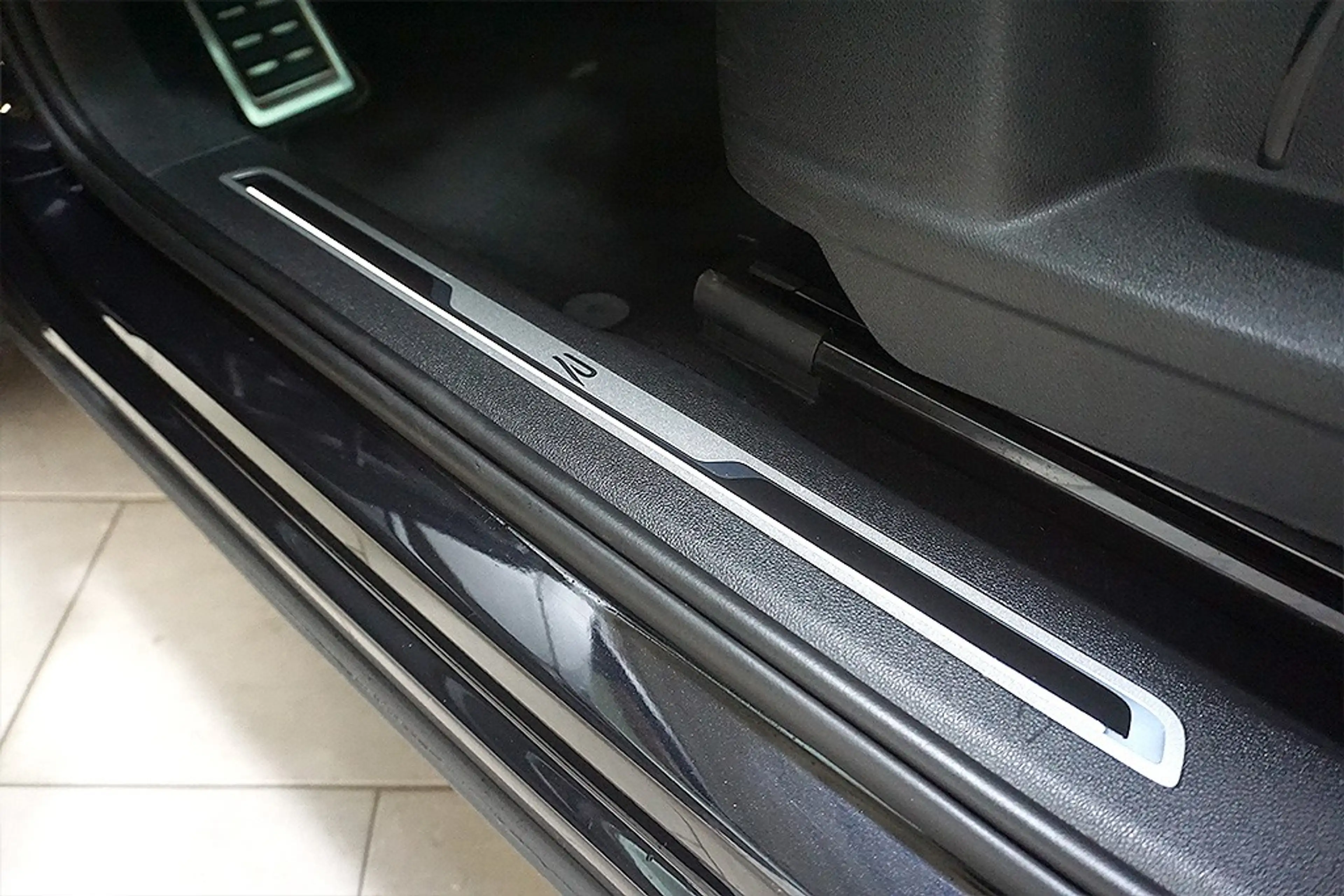 Volkswagen Tiguan Allspace 2.0TDI DSG R-Line 4M 7-Sitz VOLL — photo 8