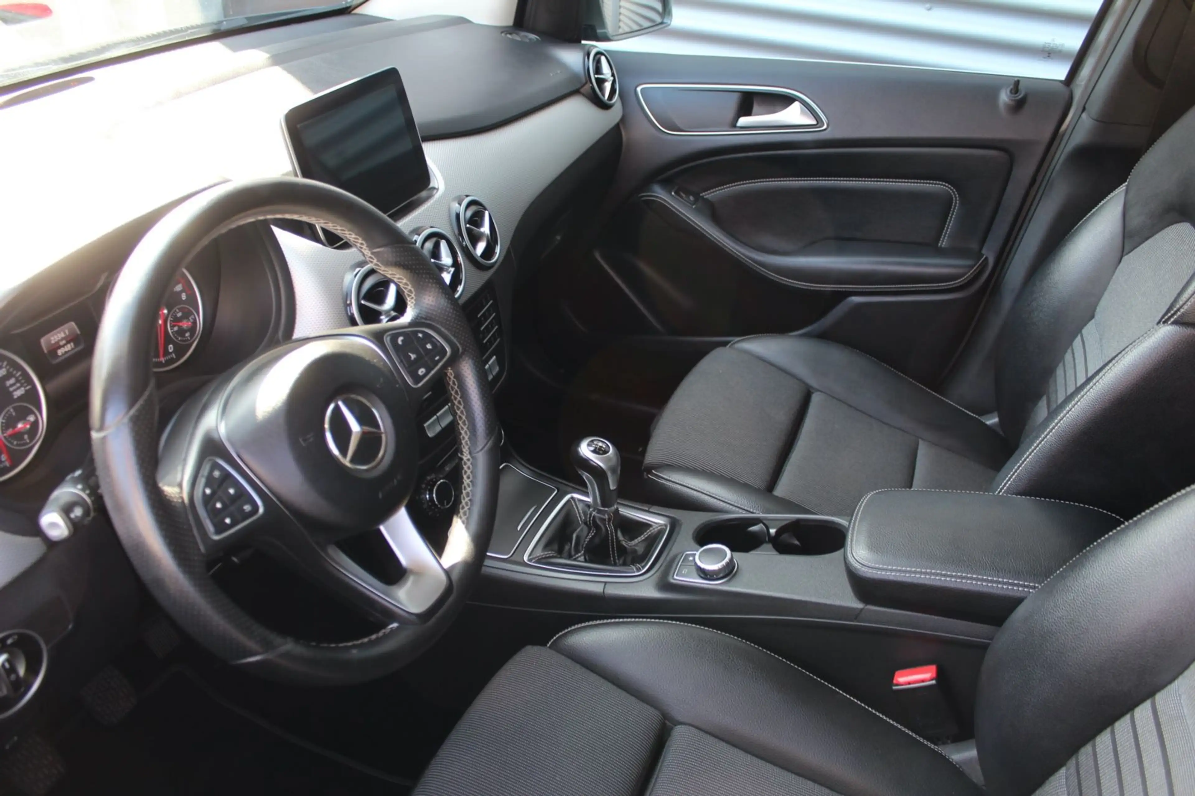 Mercedes-Benz B 200 URBAN BUSINESS NAVI KLIMA PDC LED 2.Hd — photo 7