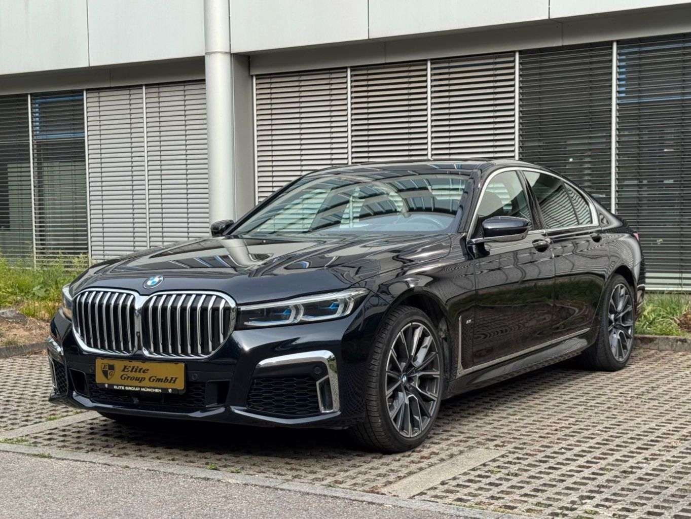 2022 BMW 730