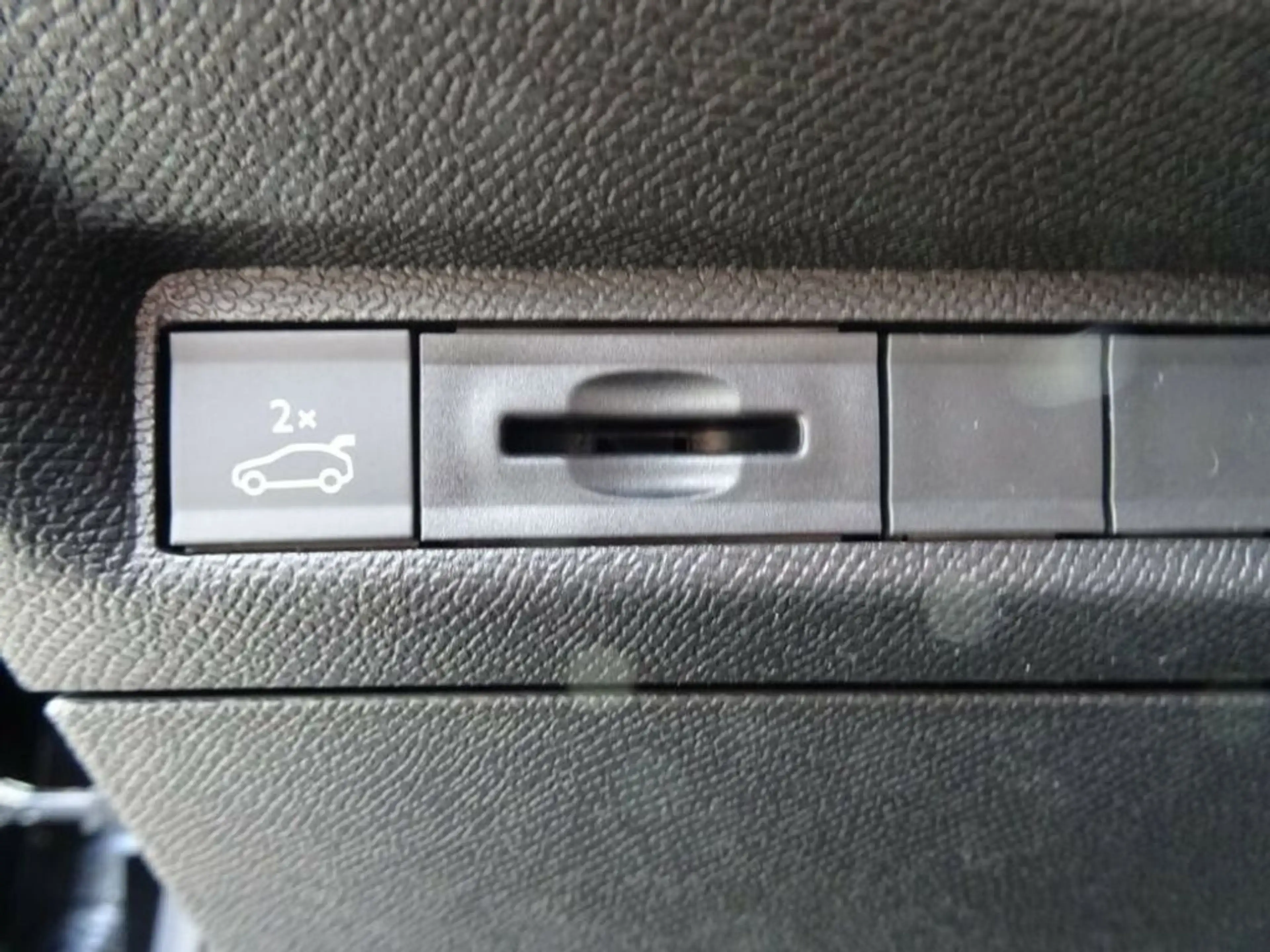 Peugeot 408 Hybrid 145 GT Exclusive — photo 13