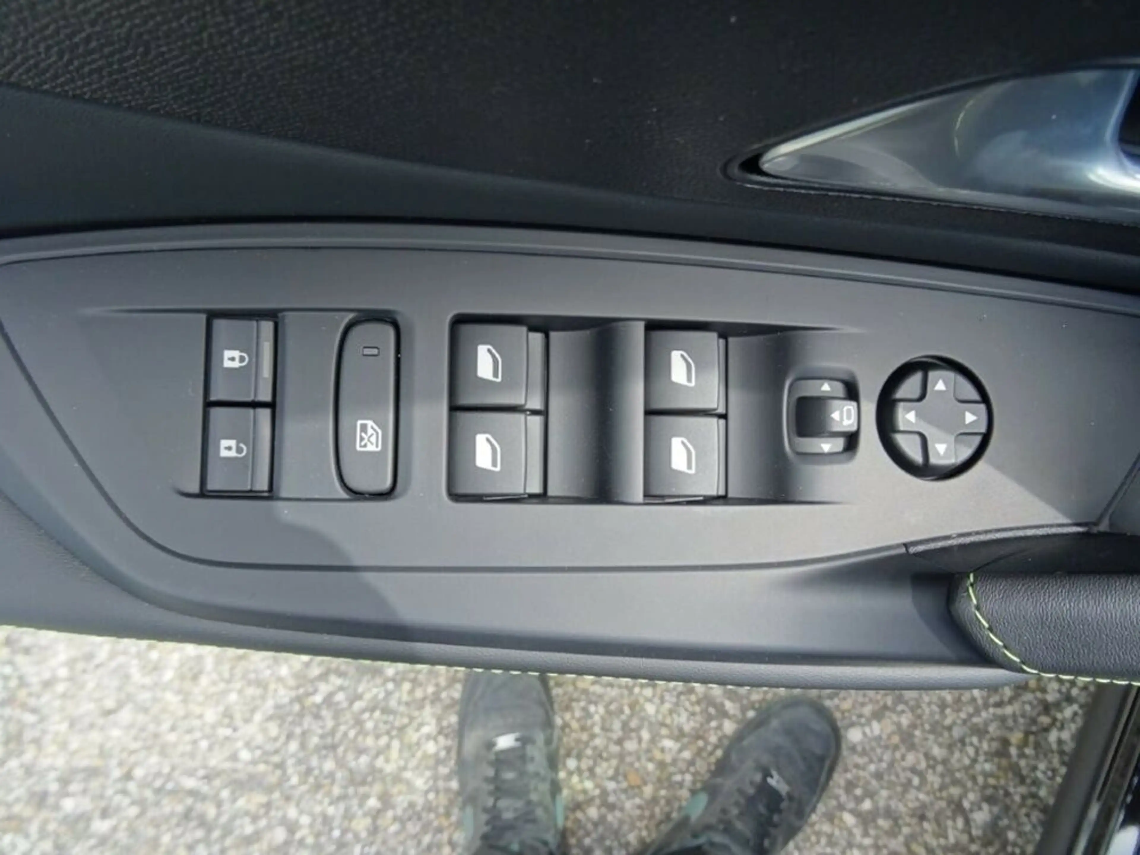 Peugeot 408 Hybrid 145 GT Exclusive — photo 12