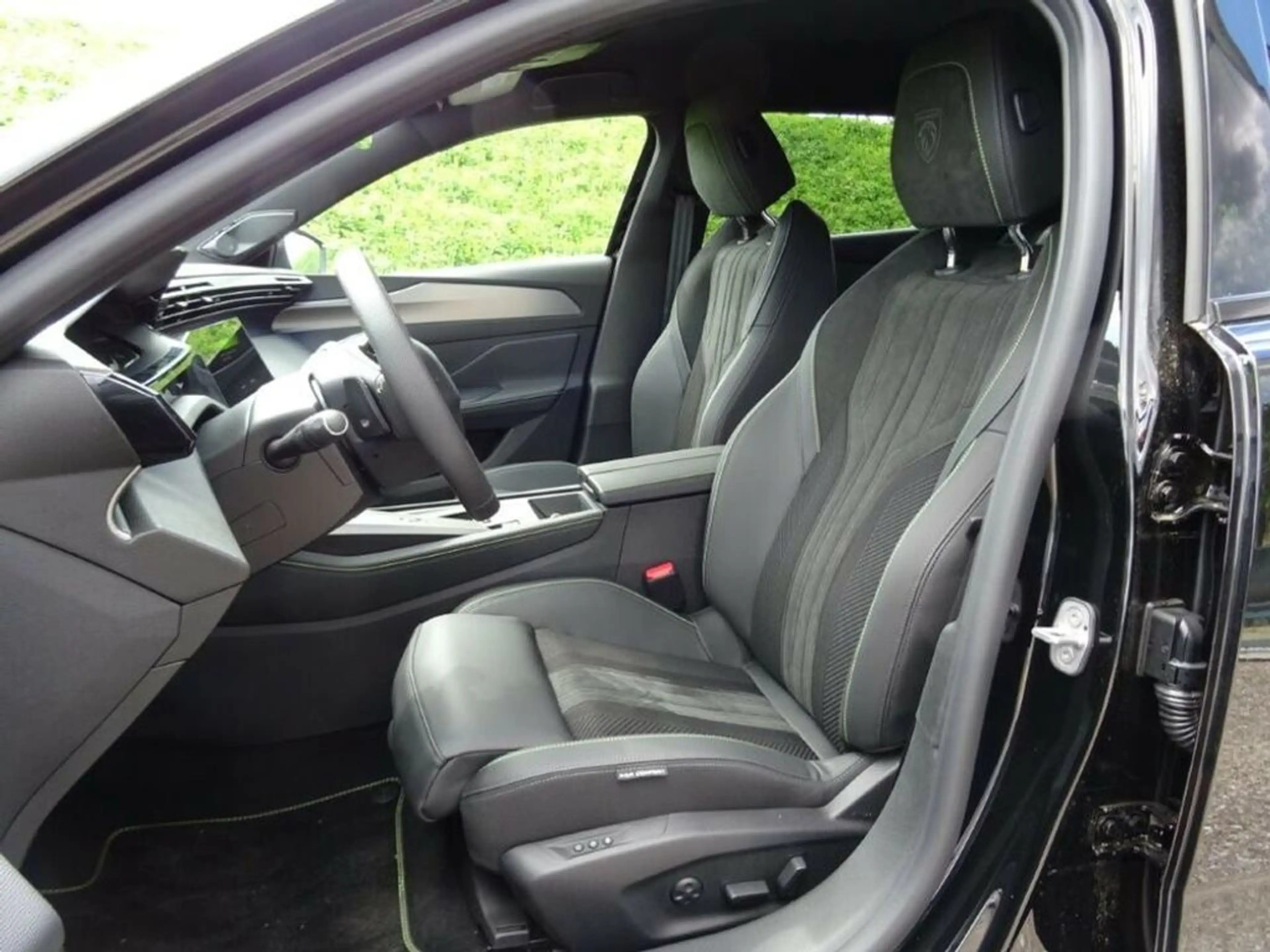 Peugeot 408 Hybrid 145 GT Exclusive — photo 11