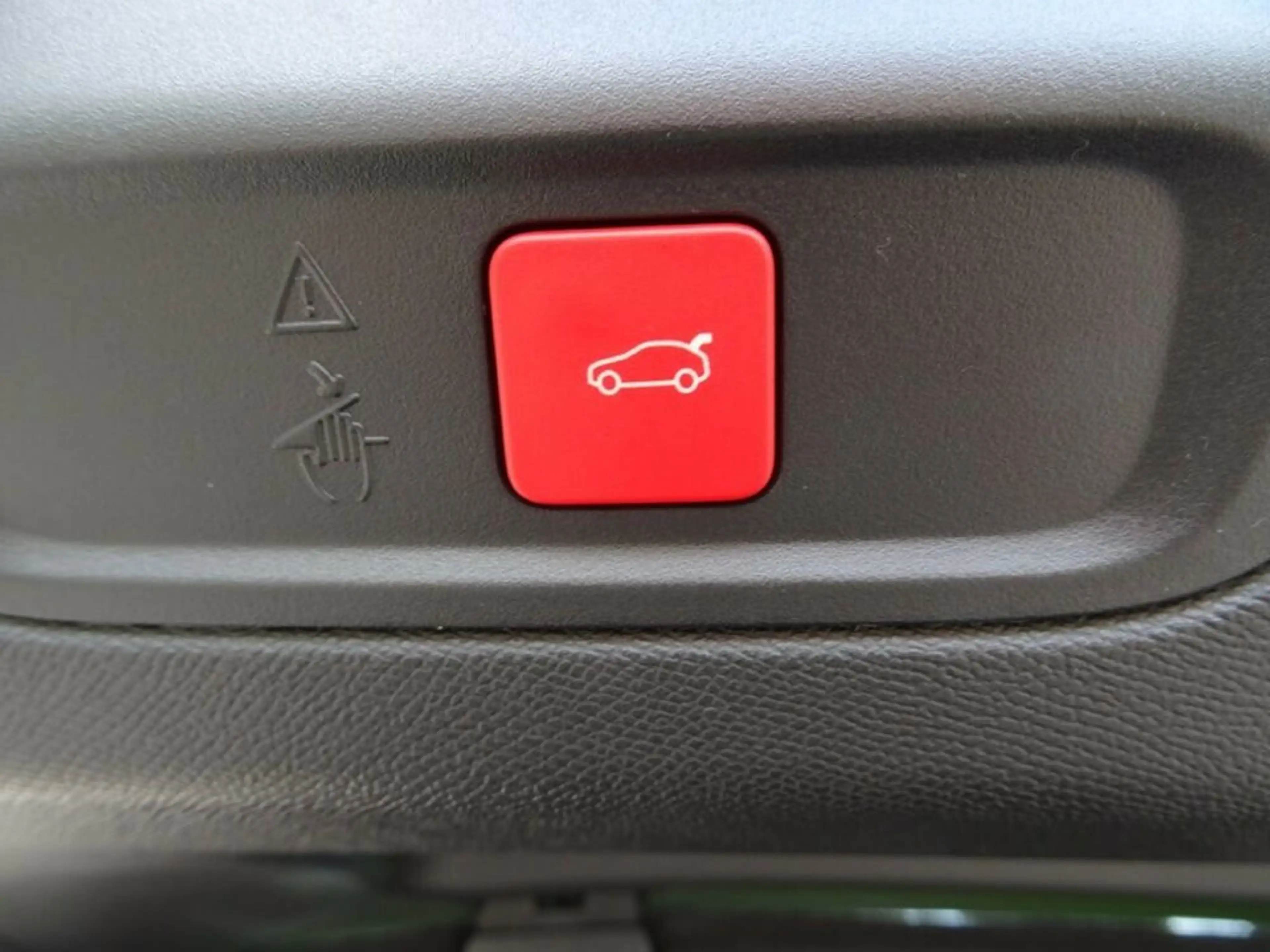 Peugeot 408 Hybrid 145 GT Exclusive — photo 8