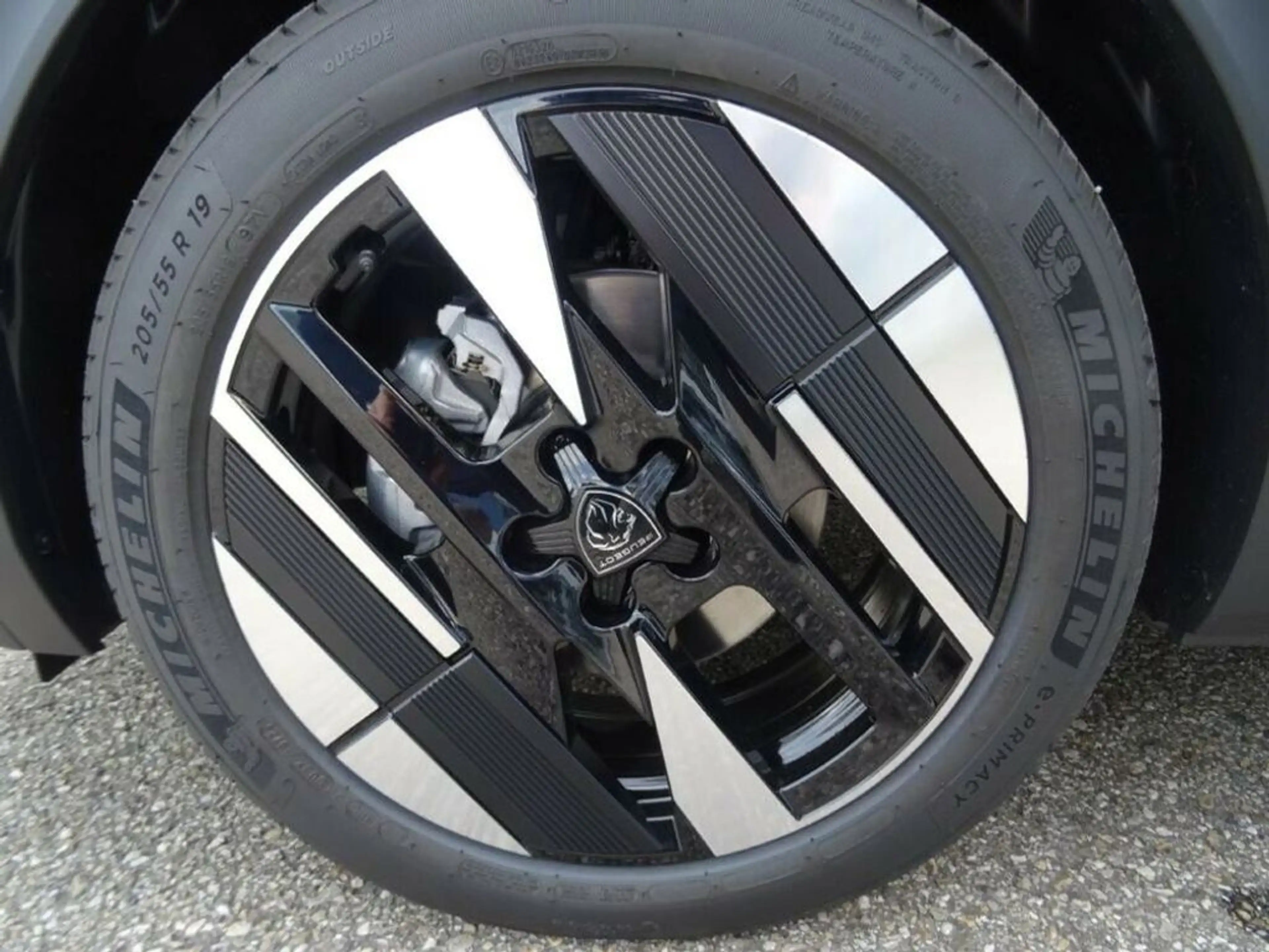 Peugeot 408 Hybrid 145 GT Exclusive — photo 6