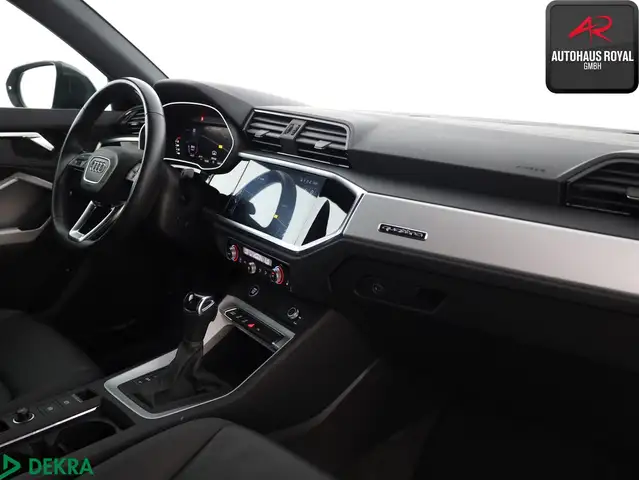 Audi Q3 view 10