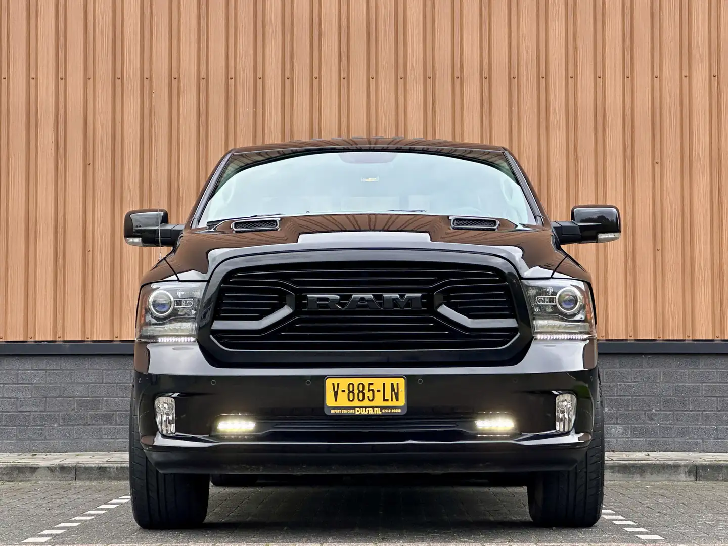 Dodge RAM 1500 5.7 V8 4x4 Quad Cab 6'4 Sport | LPG | Panoram Zwart - 2