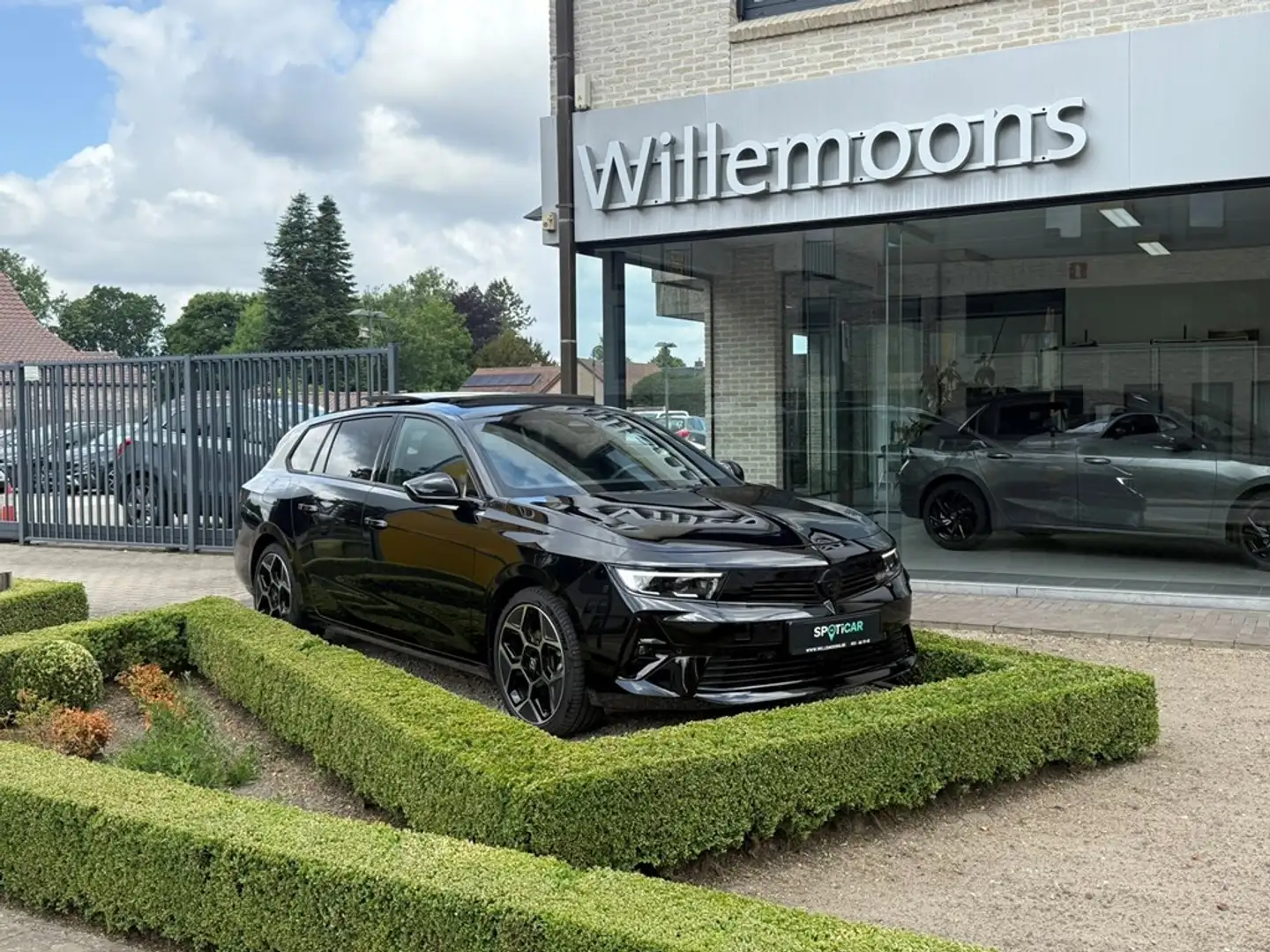 Opel Astra Sports Tourer Ultimate 1.2 Turbo Start/Stop 130PK Zwart - 1