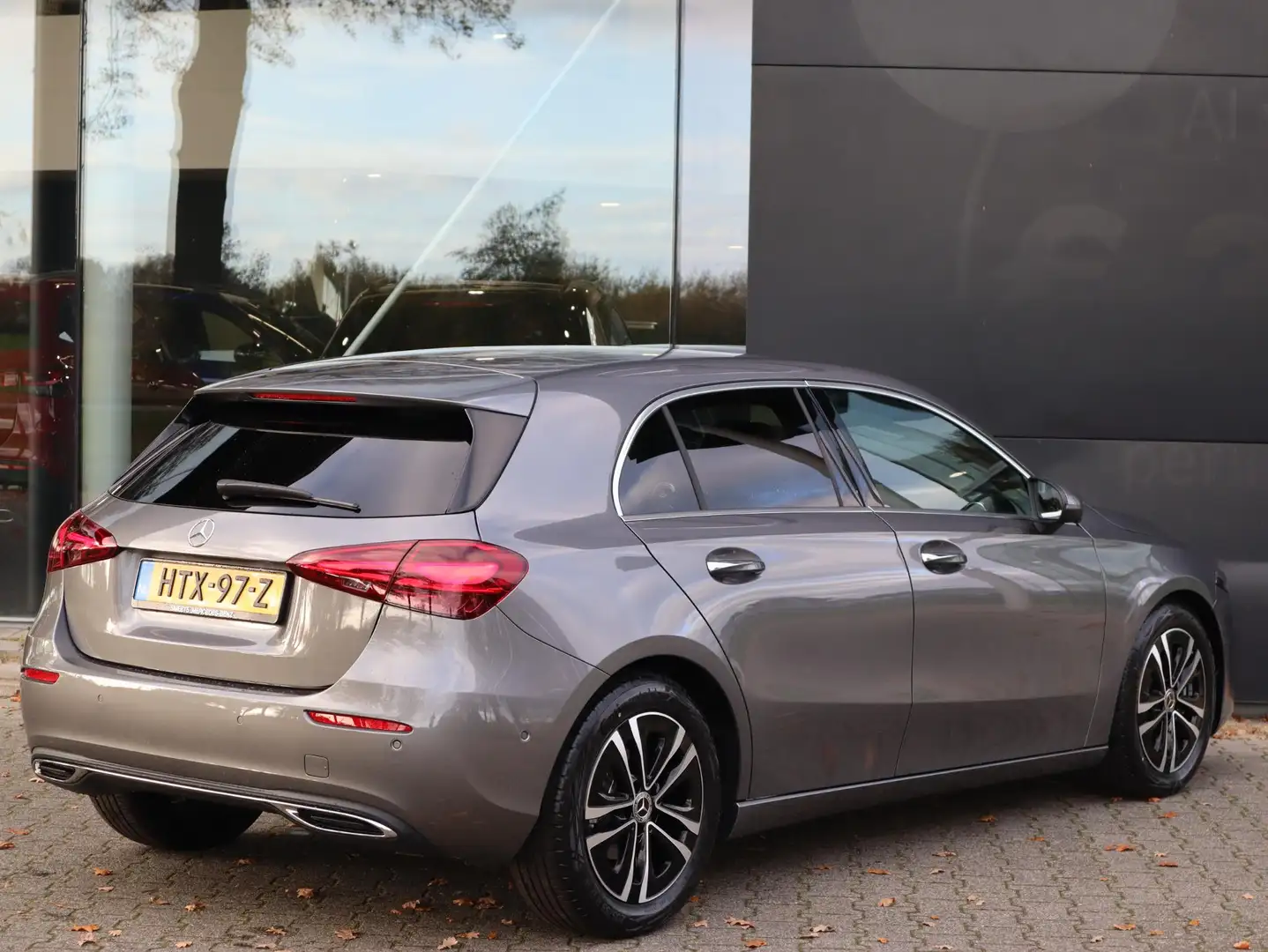 Mercedes-Benz A 180 Star Edition AMG Line Grijs - 2
