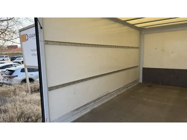 Mercedes-Benz Sprinter view 9