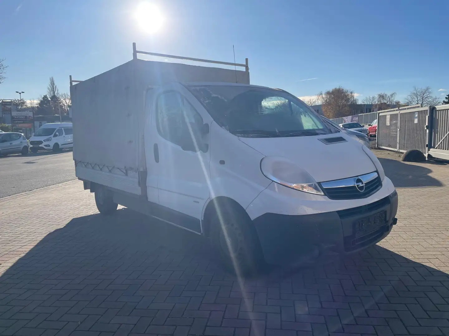 Opel Vivaro Tiefpritsche AHK LKW Offener Kasten Weiß - 1