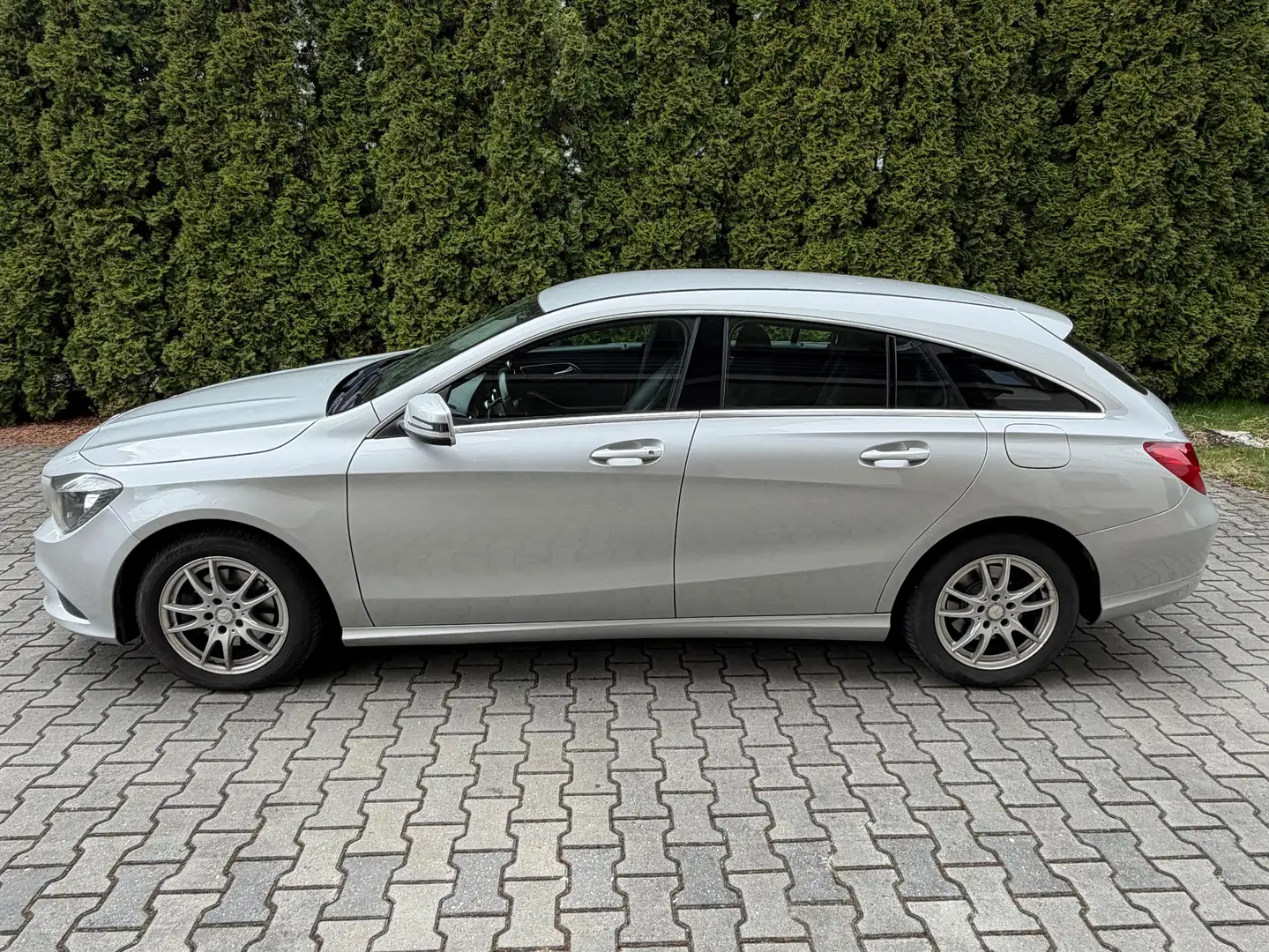 Mercedes-Benz CLA 200 CLA 200 d Shooting Brake Aut. Silber - 2