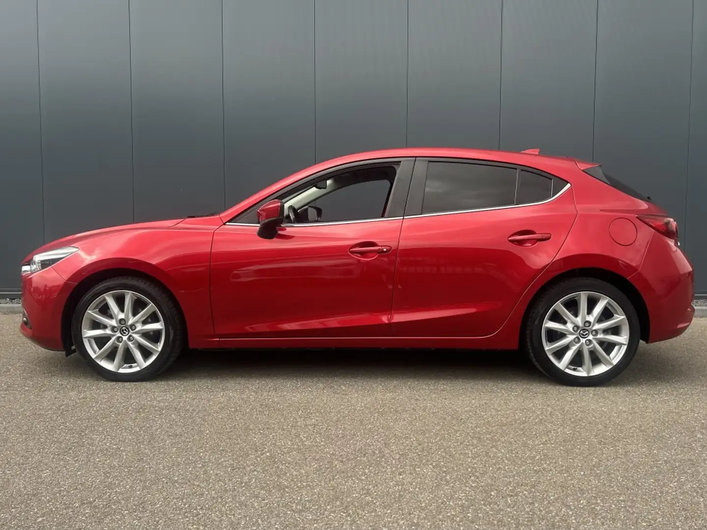 Mazda 3 2.0 SkyActiv-G 120pk GT-M / Leer / Bose | Trekhaak Rood - 2