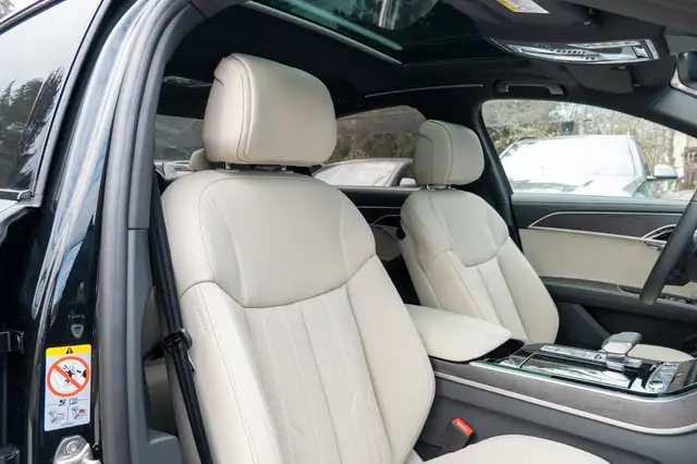Audi A8 view 14
