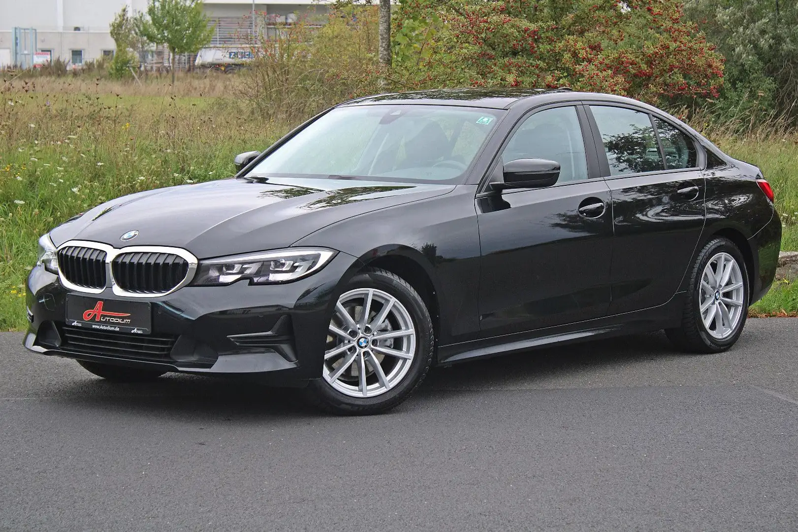 BMW 320 d Lim *LiveCockpit/Leder/LED/AHK!/1.Hand!* Schwarz - 1