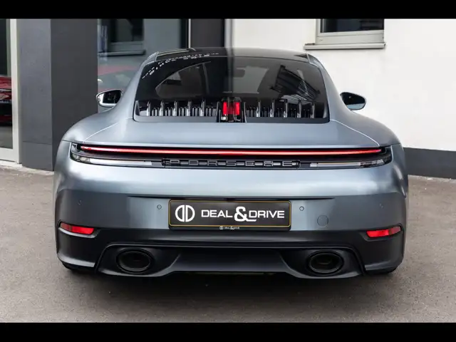 Porsche 911 view 4