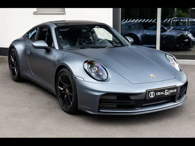 Porsche 911 view 6