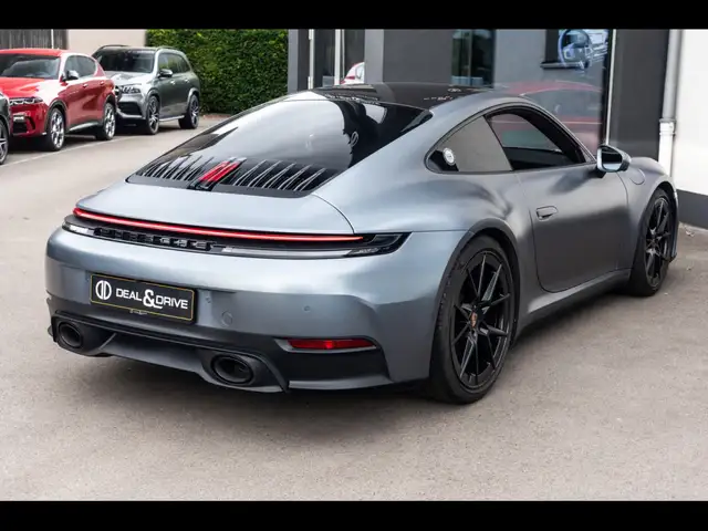 Porsche 911 view 7