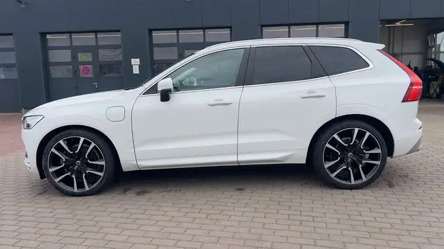 Volvo XC60 view 3
