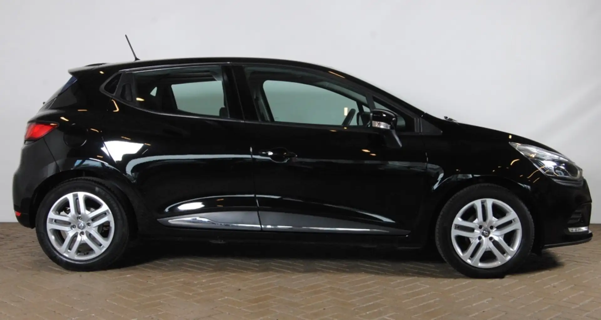 Renault Clio || incl 6 maanden garantie! 0.9 TCe Zen Zwart - 2