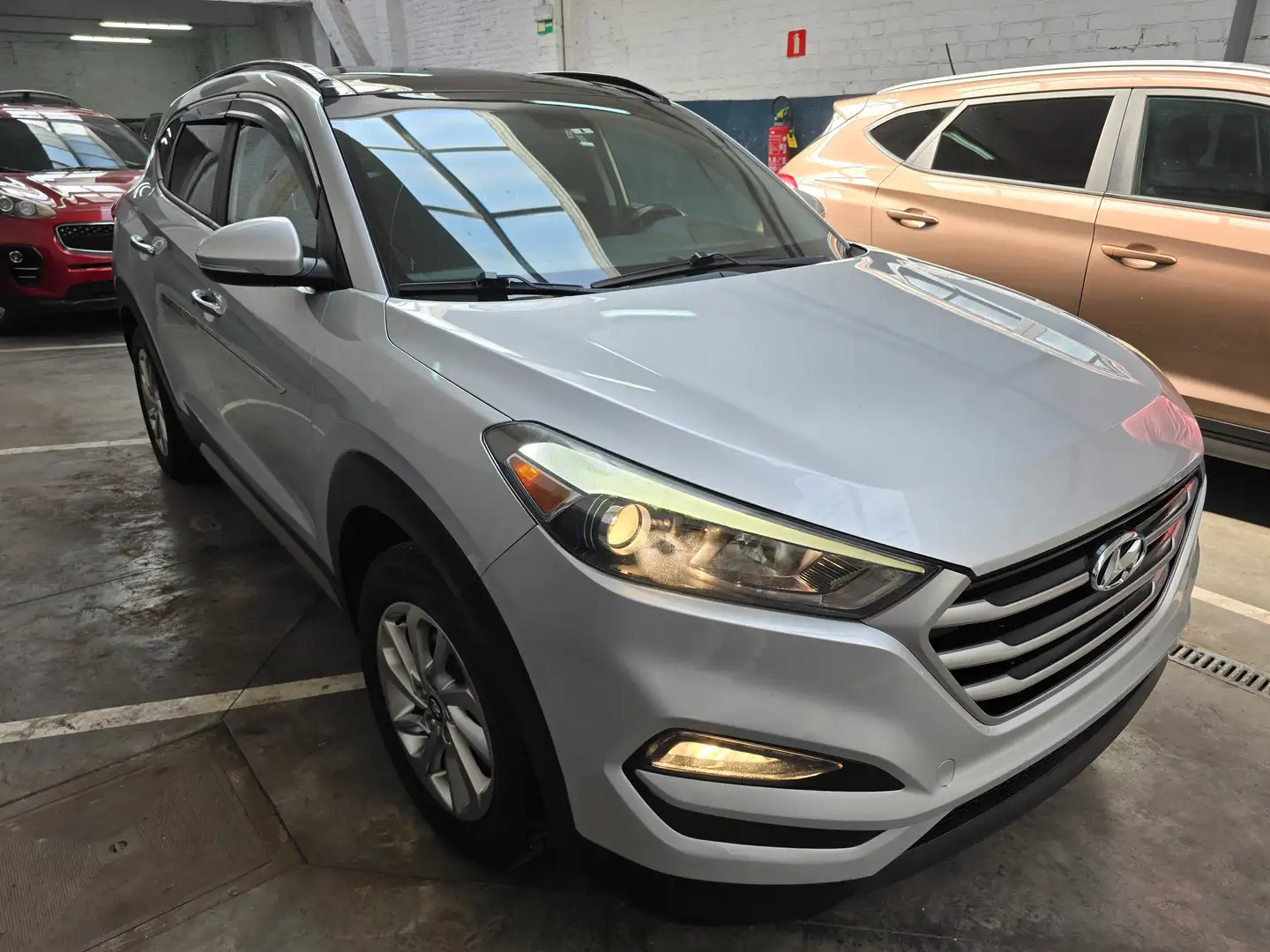 Hyundai TUCSON Tucson 2.0 4WD . Export Out Of Europe Zilver - 1
