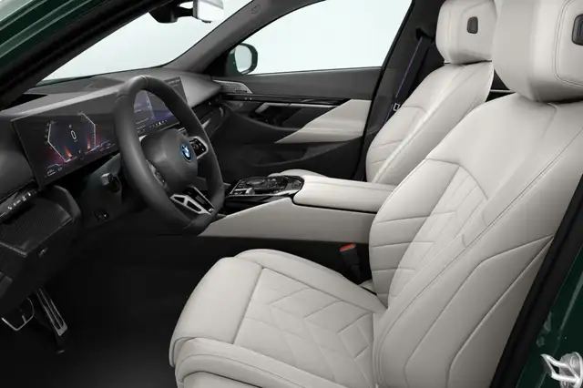 BMW 5 Series view 4