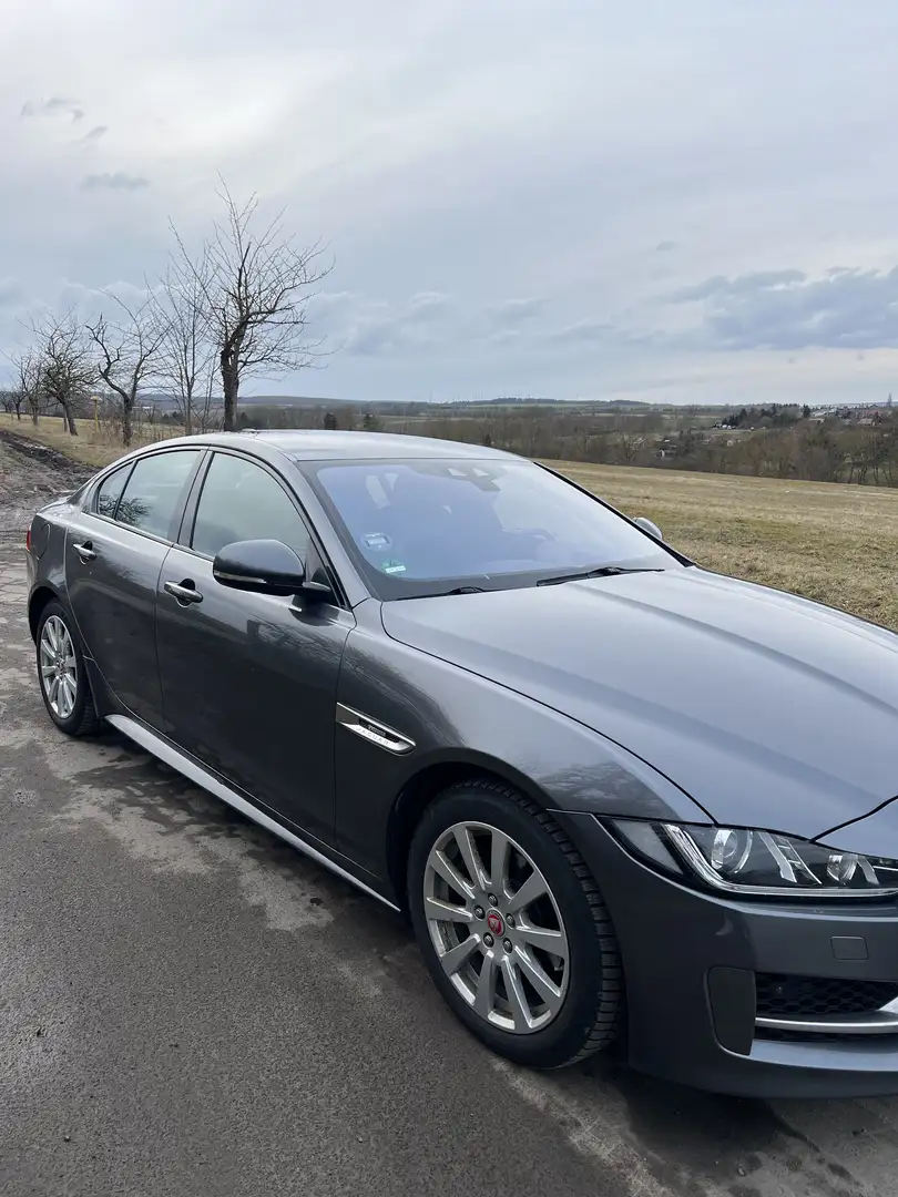 Jaguar XE 20d 180 PS R-Sport Automatik Vollausstattung Grau - 2