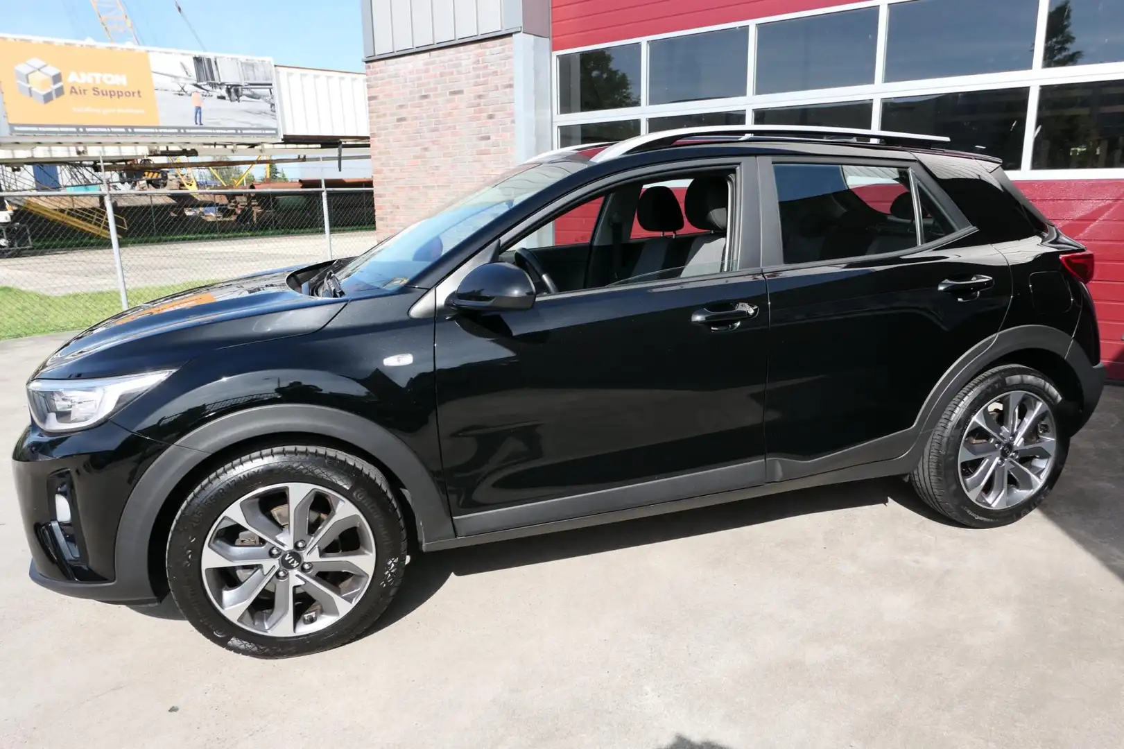 Kia Stonic 1.0 T-GDi DynamicLine, Camera, LMV, Cruise, Airco, Zwart - 2