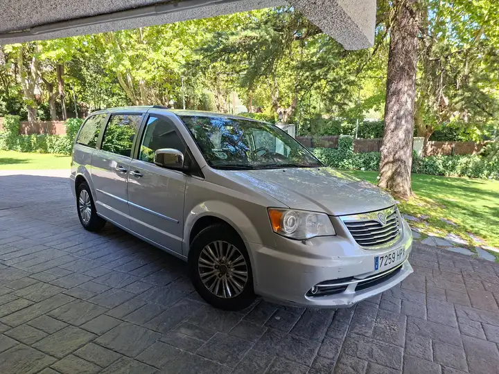 Lancia Voyager 2013, foto 2