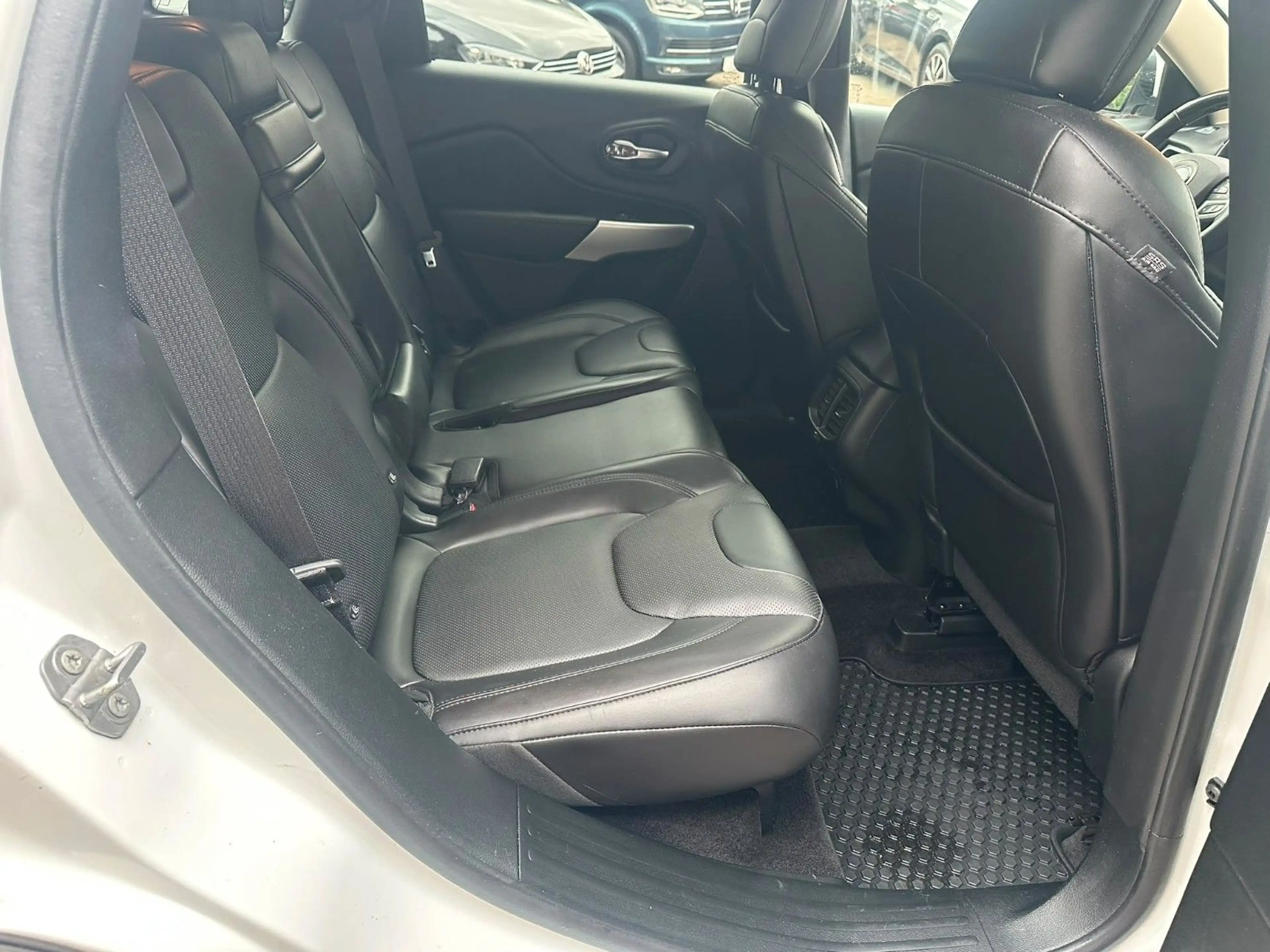 Jeep Cherokee 4x4*AUTOM.*LEDER*PANO*AHK* — photo 9