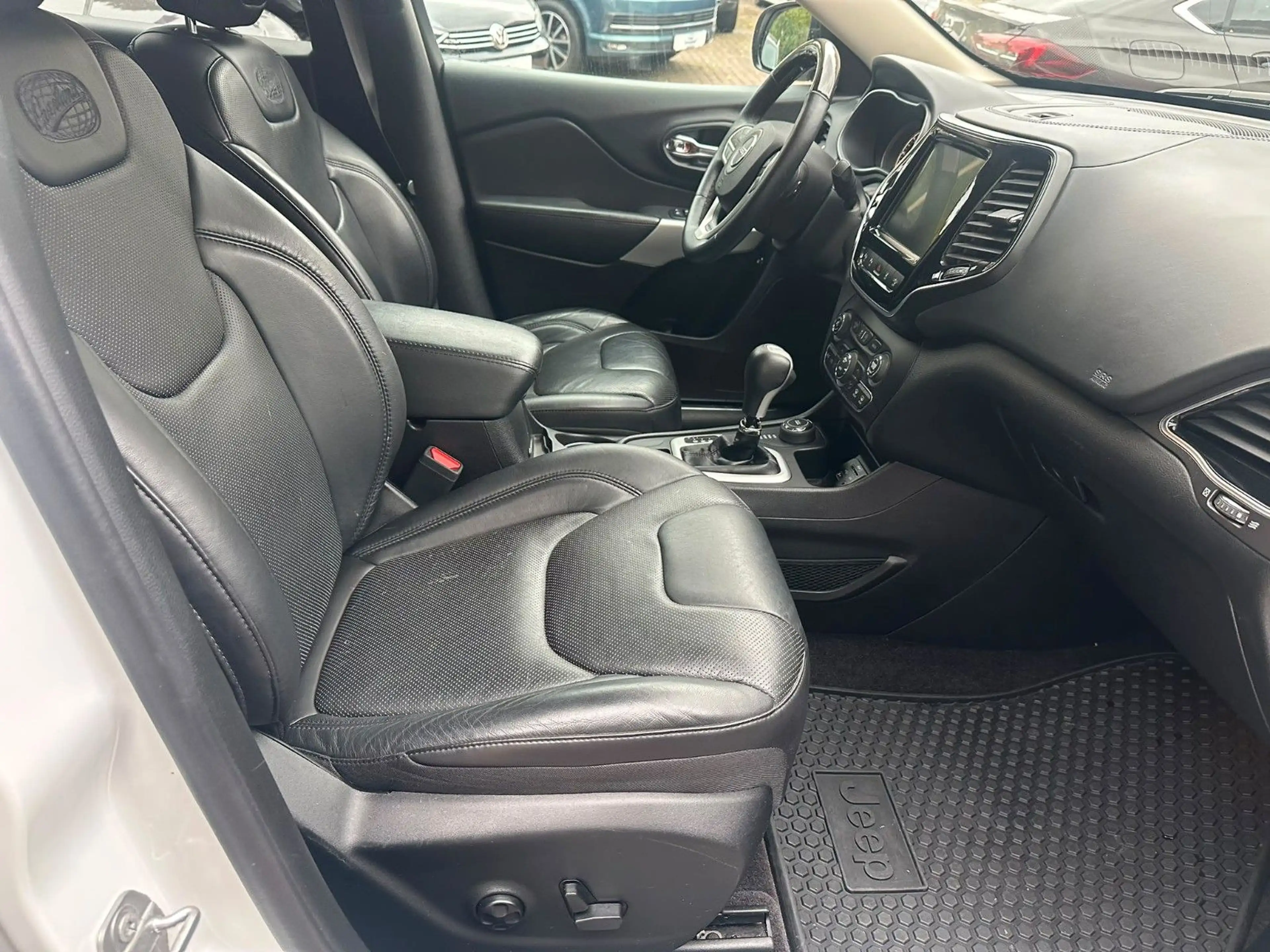 Jeep Cherokee 4x4*AUTOM.*LEDER*PANO*AHK* — photo 6