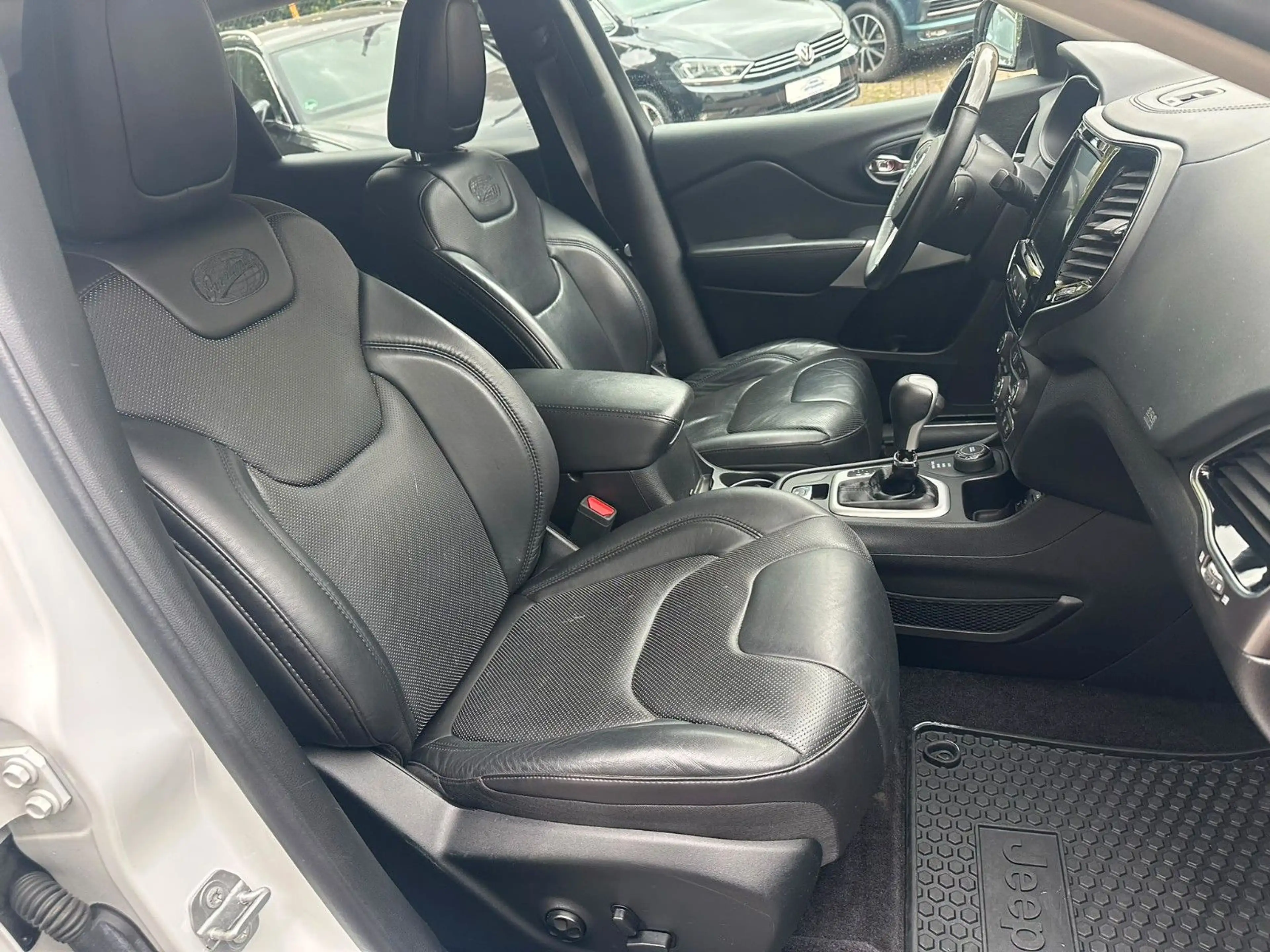 Jeep Cherokee 4x4*AUTOM.*LEDER*PANO*AHK* — photo 8