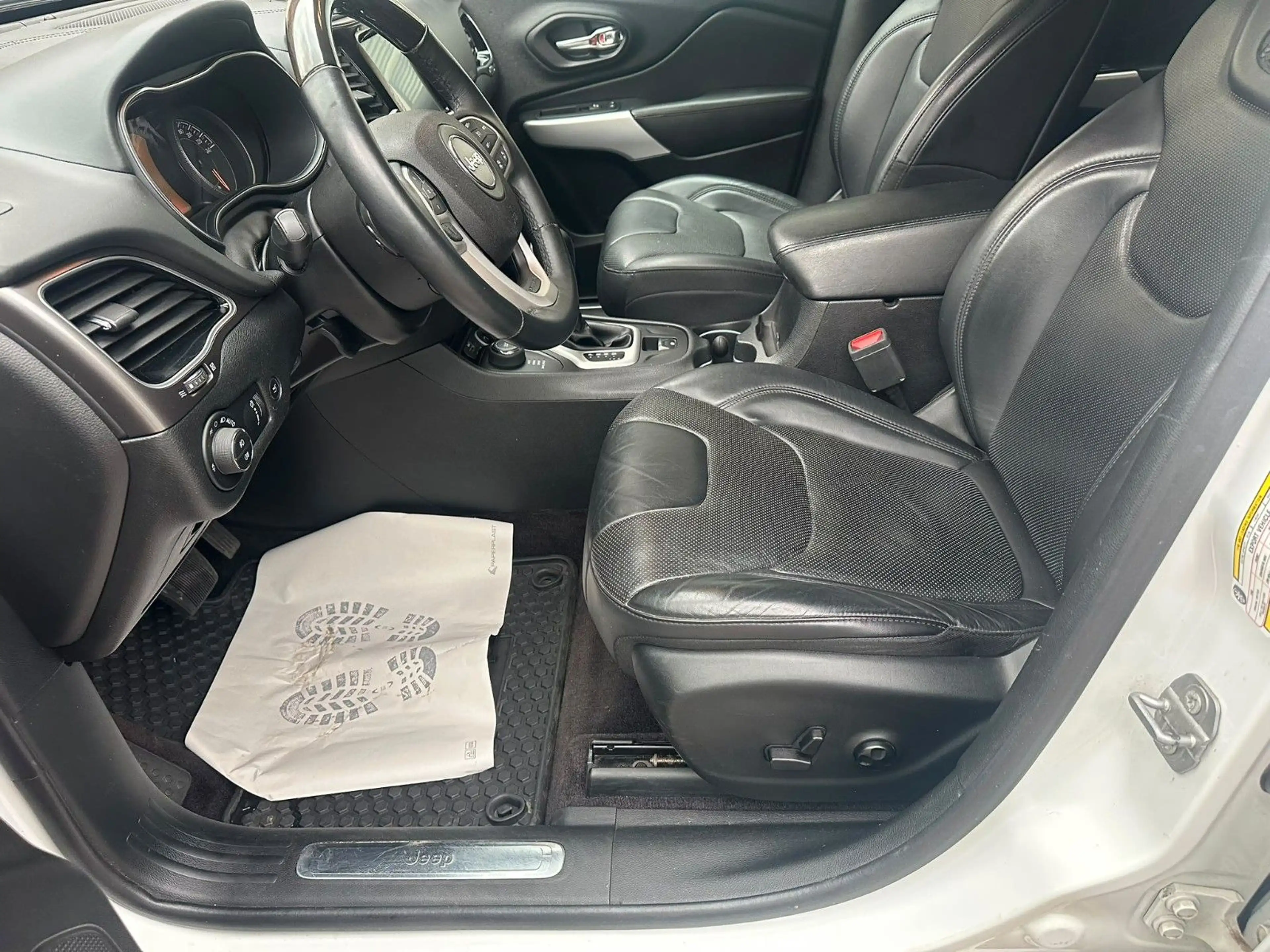 Jeep Cherokee 4x4*AUTOM.*LEDER*PANO*AHK* — photo 13
