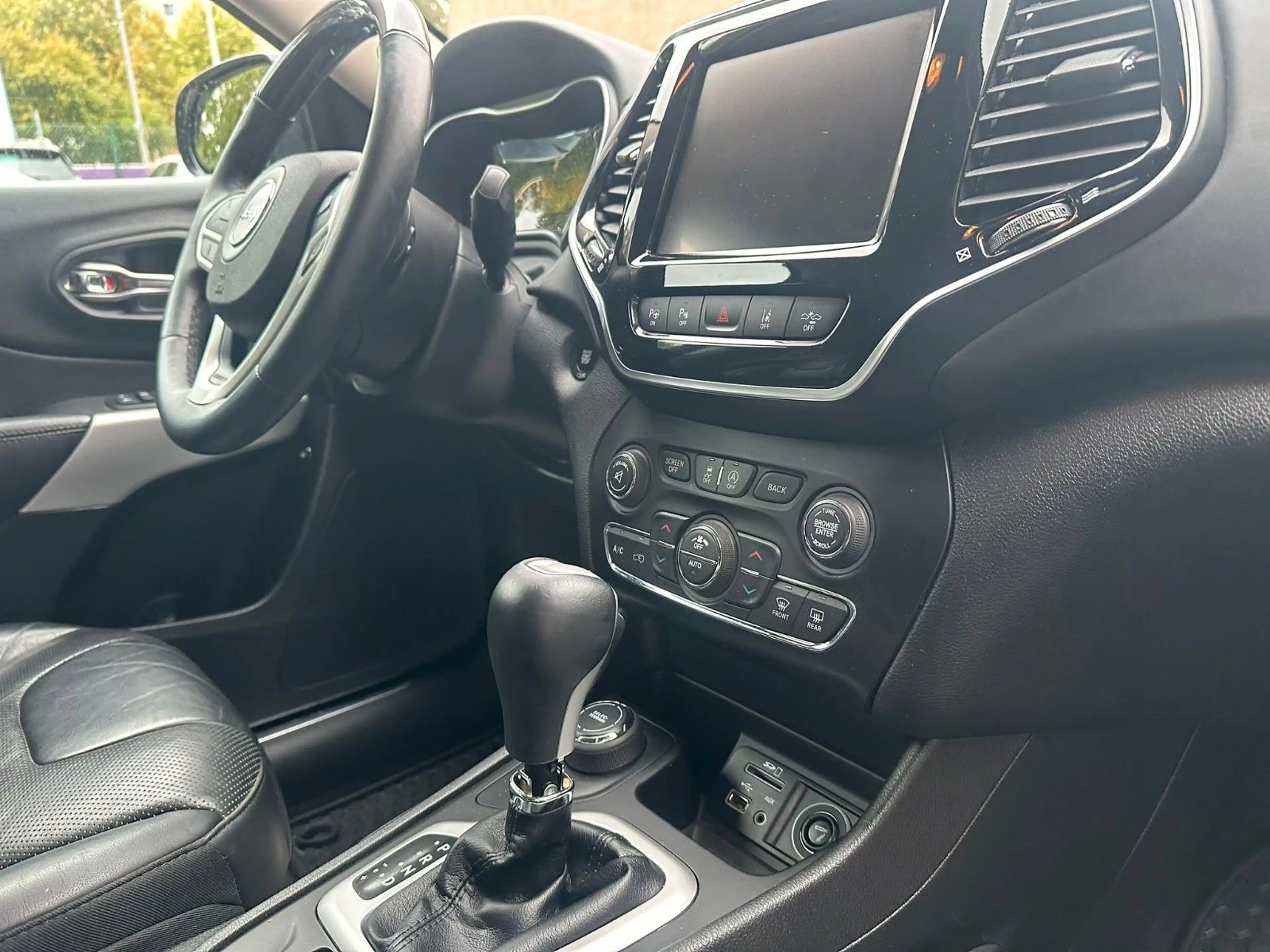 Jeep Cherokee 4x4*AUTOM.*LEDER*PANO*AHK* — photo 14