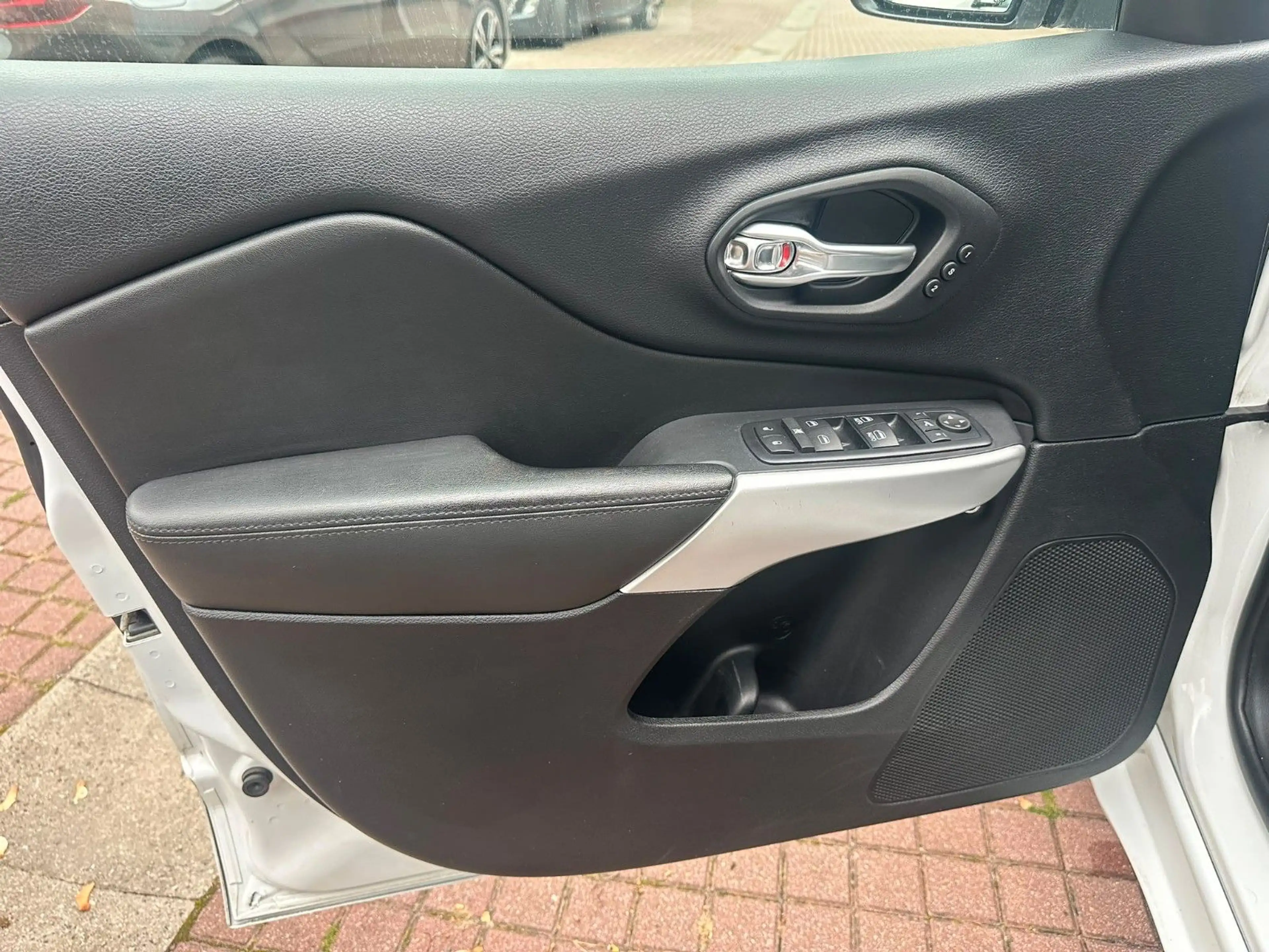 Jeep Cherokee 4x4*AUTOM.*LEDER*PANO*AHK* — photo 12