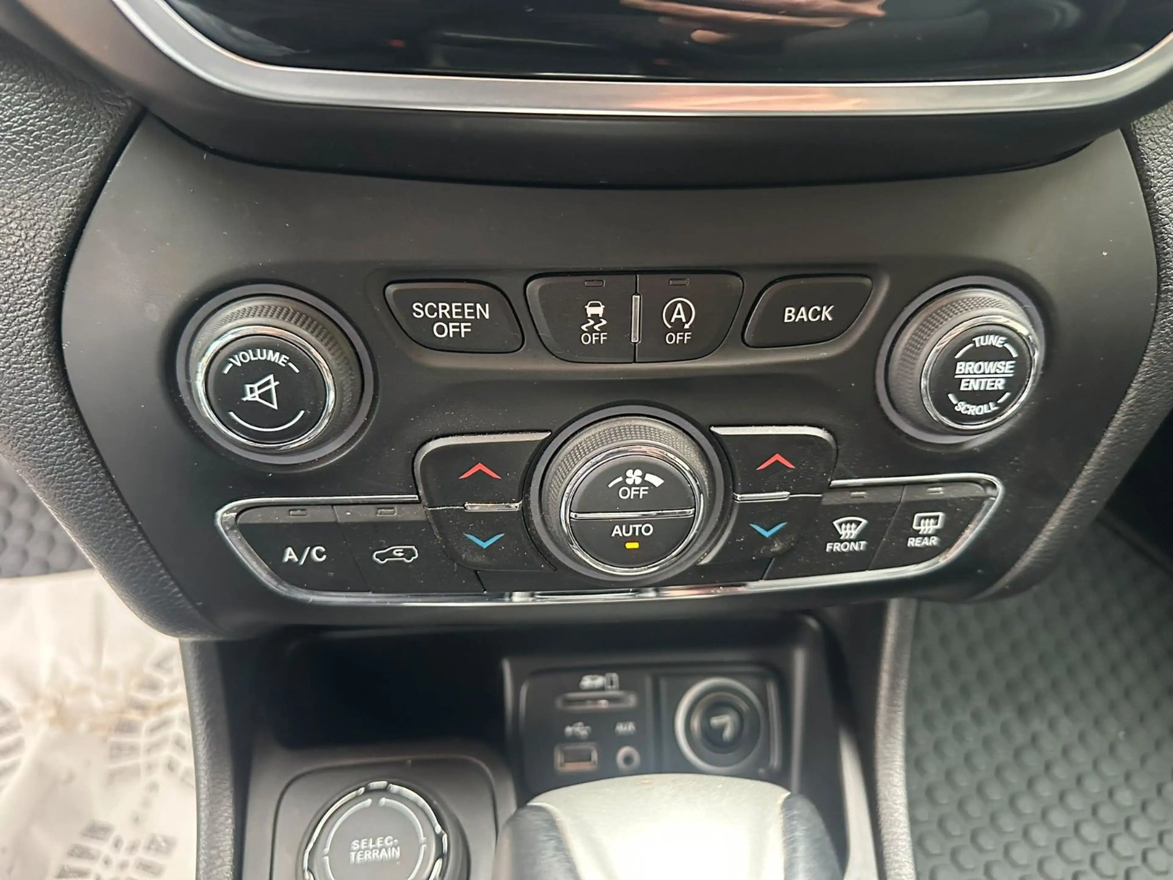 Jeep Cherokee 4x4*AUTOM.*LEDER*PANO*AHK* — photo 15