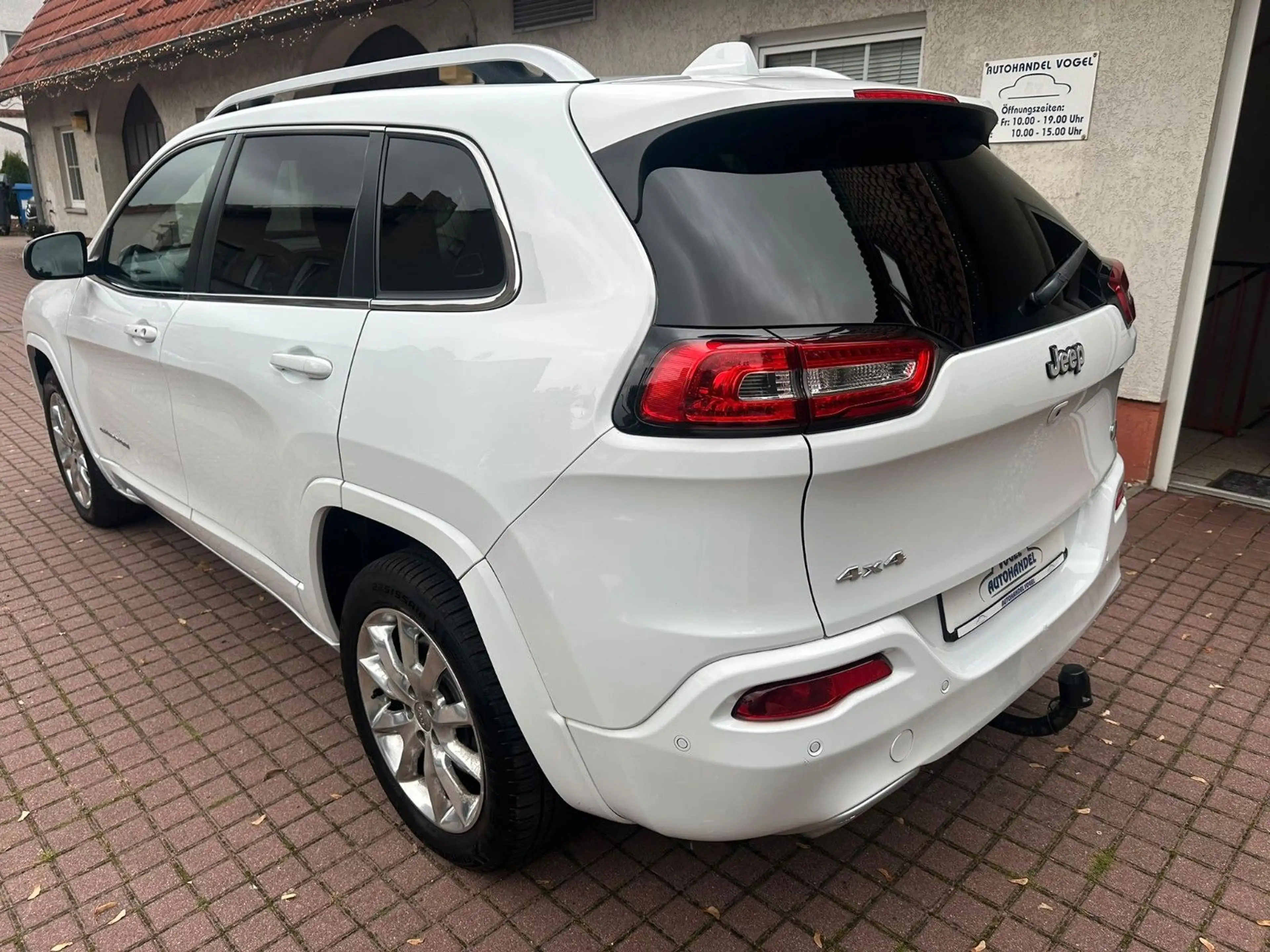 Jeep Cherokee 4x4*AUTOM.*LEDER*PANO*AHK* — photo 7