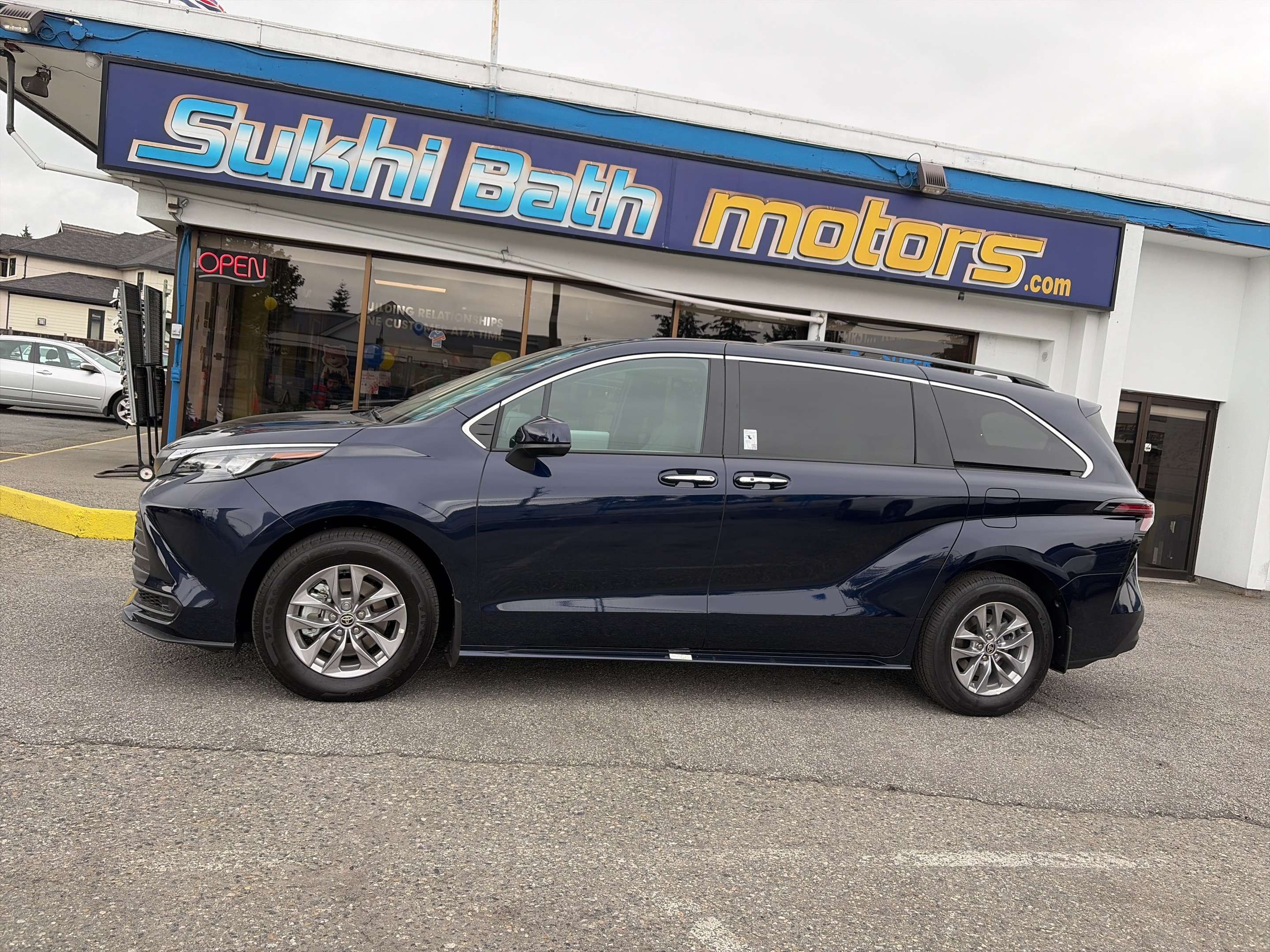 2026 Toyota Sienna XLE 8-Passenger Hybrid + 12.3" TOUCHSCREEN + NAVI