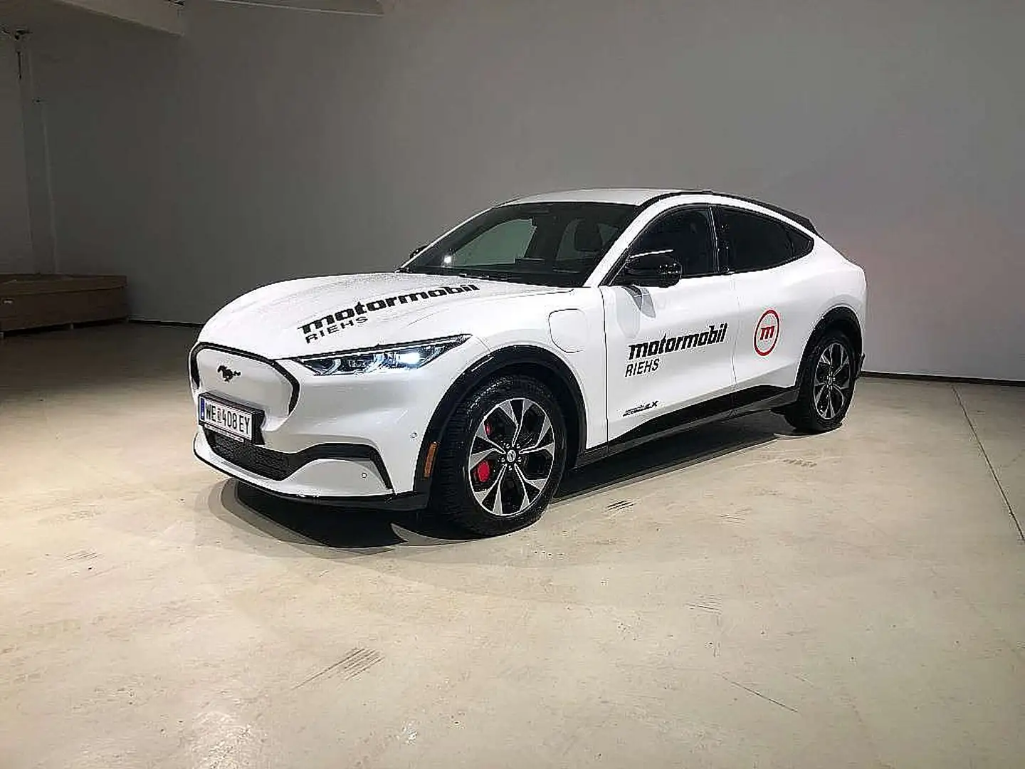 Ford Mustang Mach-E Elektro Extended Range Premium Blanc - 1