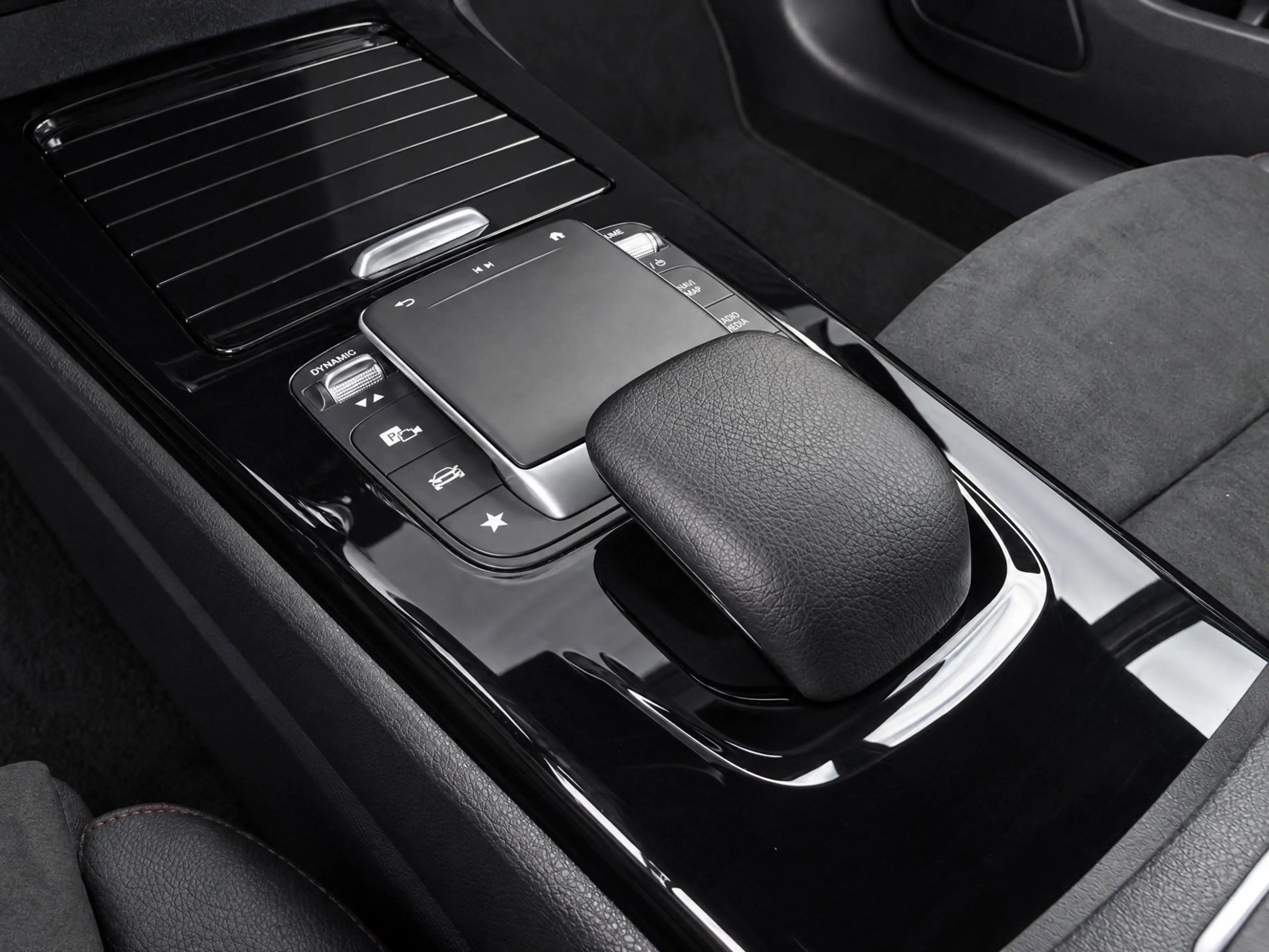 Mercedes-Benz A 250 e Business Solution AMG Limited |Pano|Massagestoel — photo 15