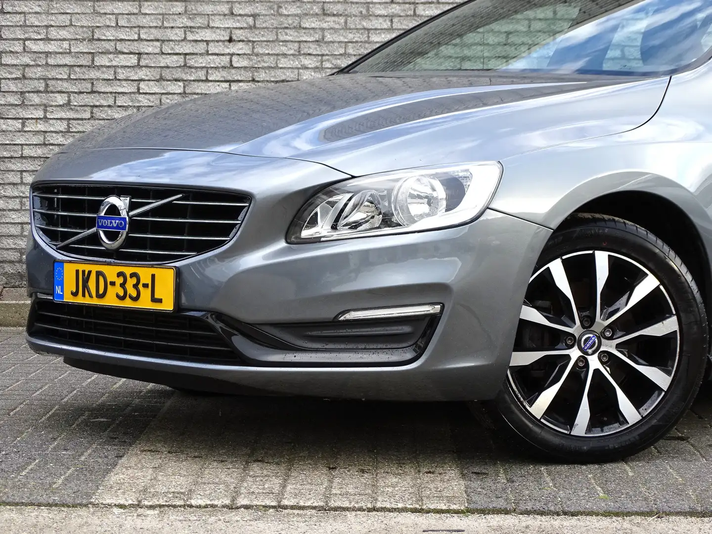 Volvo V60 2.0 T3 Momentum Trekhaak | Leder | Nette auto | Grijs - 2