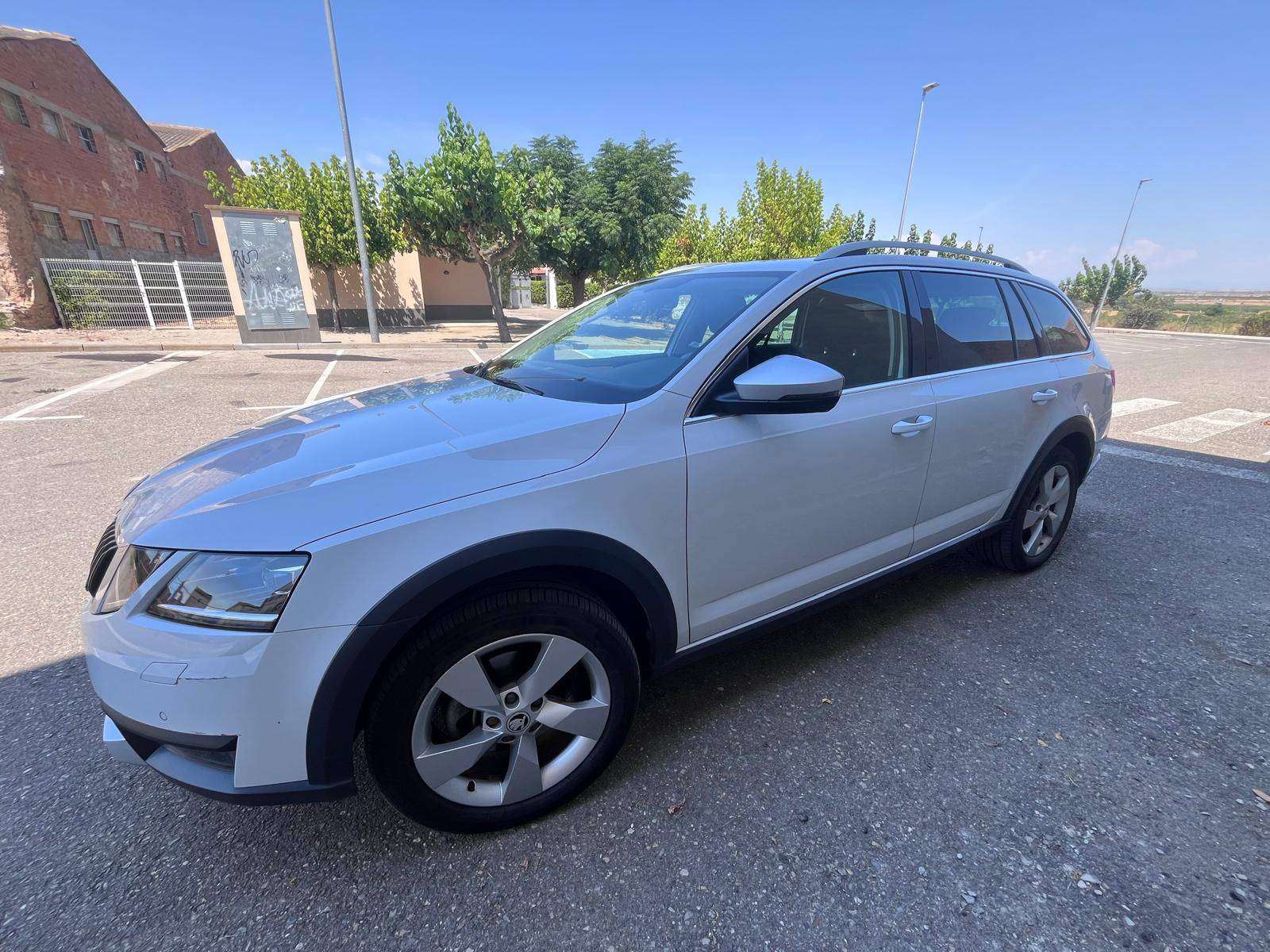 Skoda Octavia Scout 2.0TDI DSG 4x4 110kW - foto 1